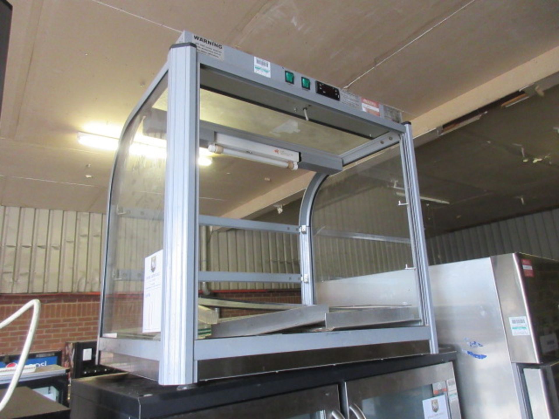 Lincat A001 Pie Warmer. Work top type, Glass cabinet, 1424-1500w, 240v, size 750 x 550 x 700mm high. - Image 2 of 3