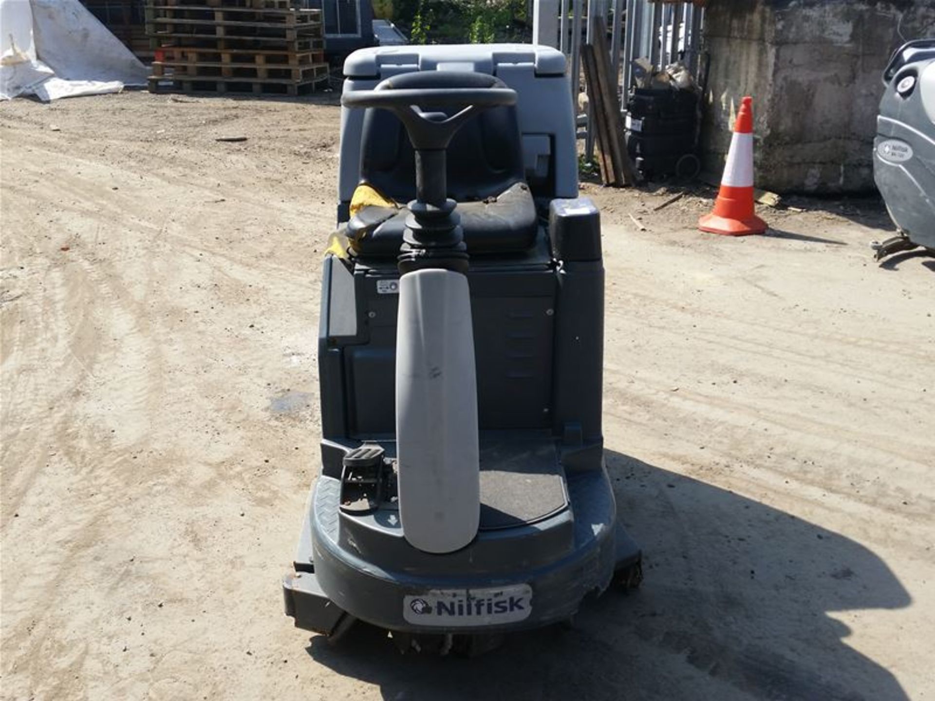 Nilfisk BR-755 Ride on Scrubber Dryer - Image 4 of 5