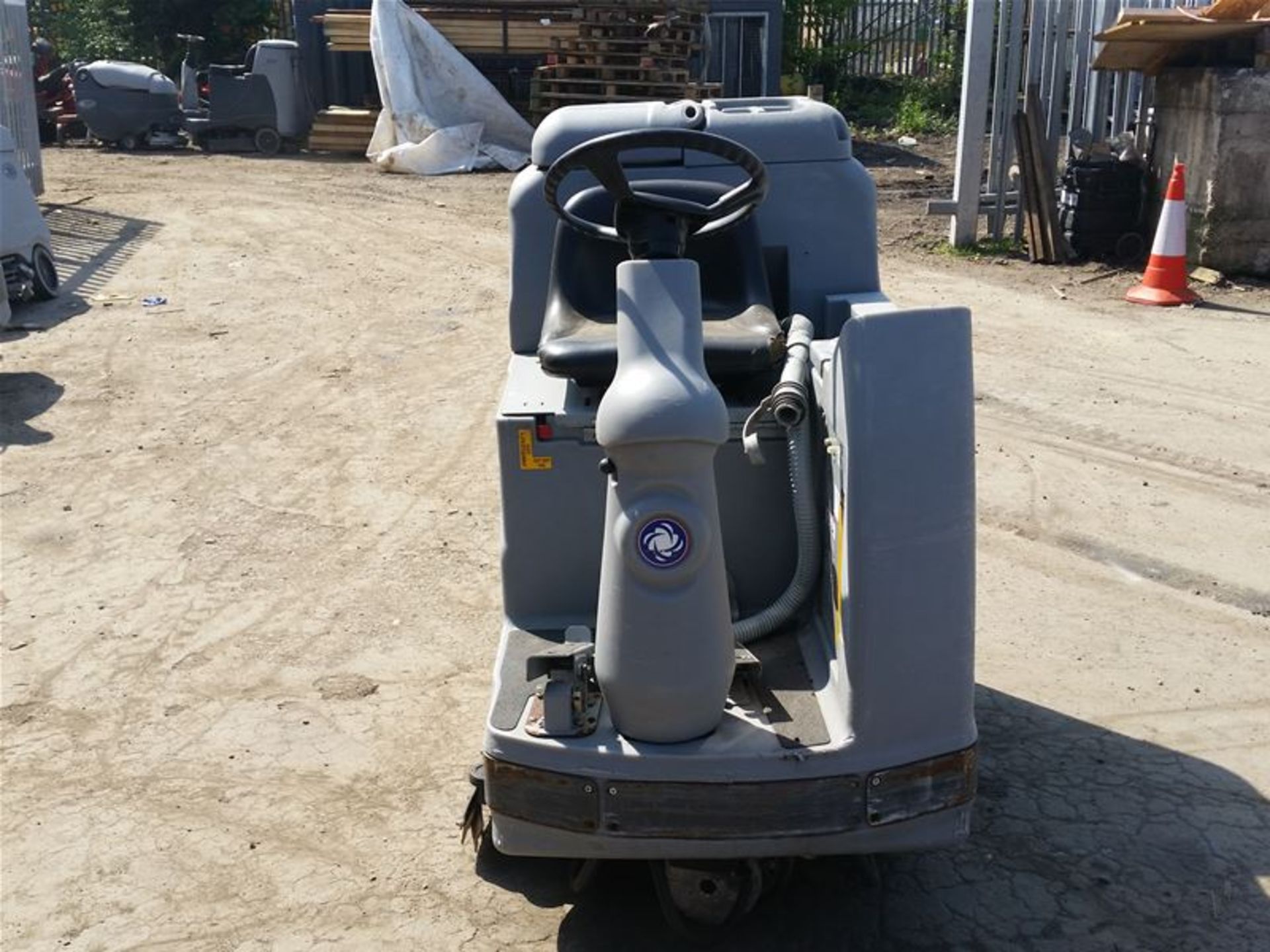 Nilfisk BR 850S Ride on Scrubber Dryer - Image 5 of 5