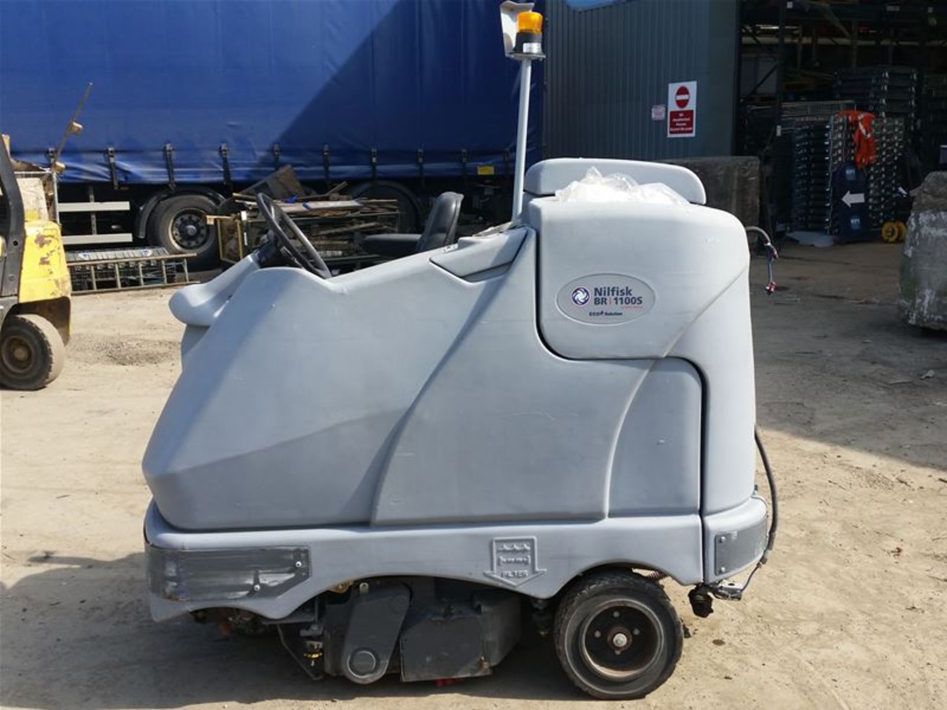 Nilfisk BA-10005S Ride on Scrubber Dryer - Image 3 of 5