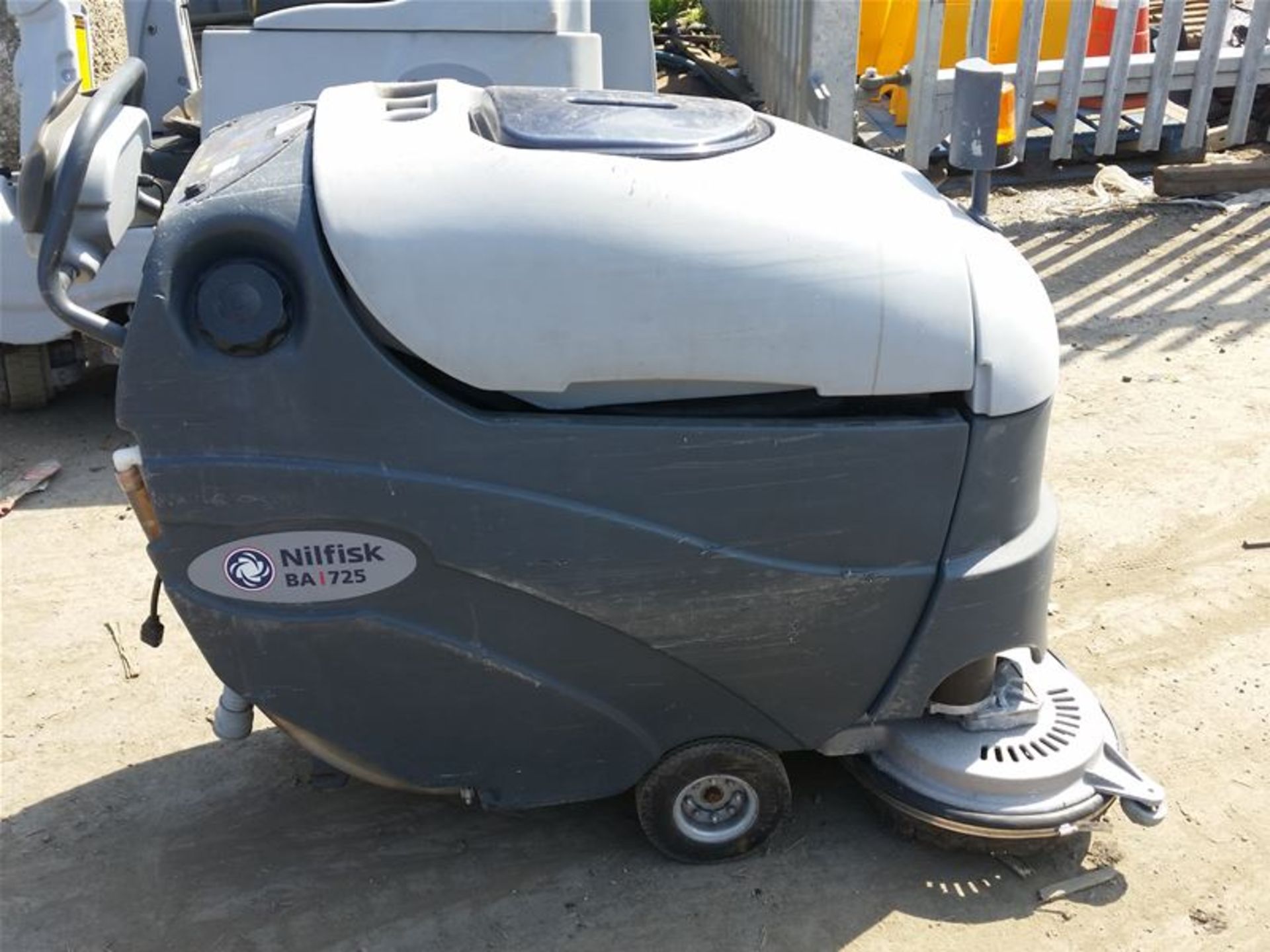 Nilfisk BA-725 walk behind scrubber dryer - Image 2 of 5