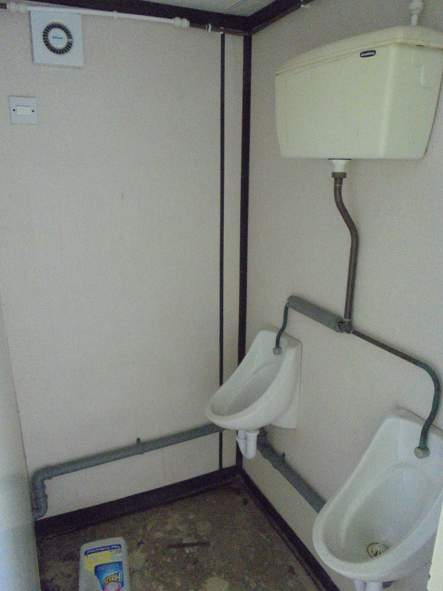E42067 13ft x 9ft Anti Vandal Jack Leg 2+1 Toilet - Image 4 of 7