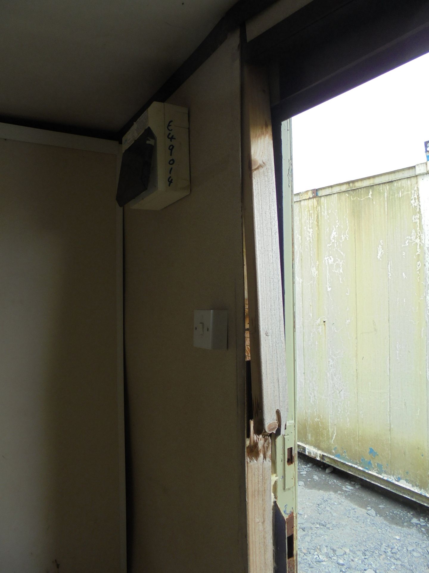 E49014 24ft x 9ft Anti Vandal Canteen / Changing Room - Image 4 of 9