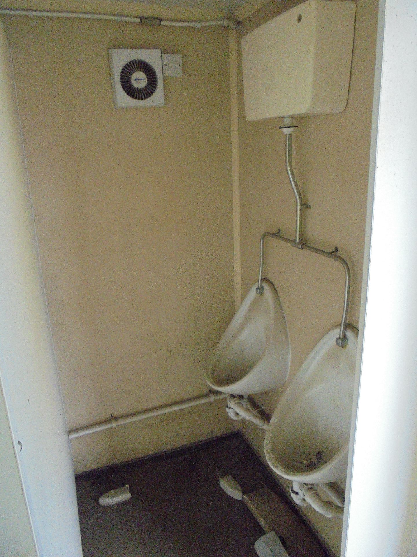 E41783 16ft x 9ft Anti Vandal 3+1 Toilet - Image 5 of 8