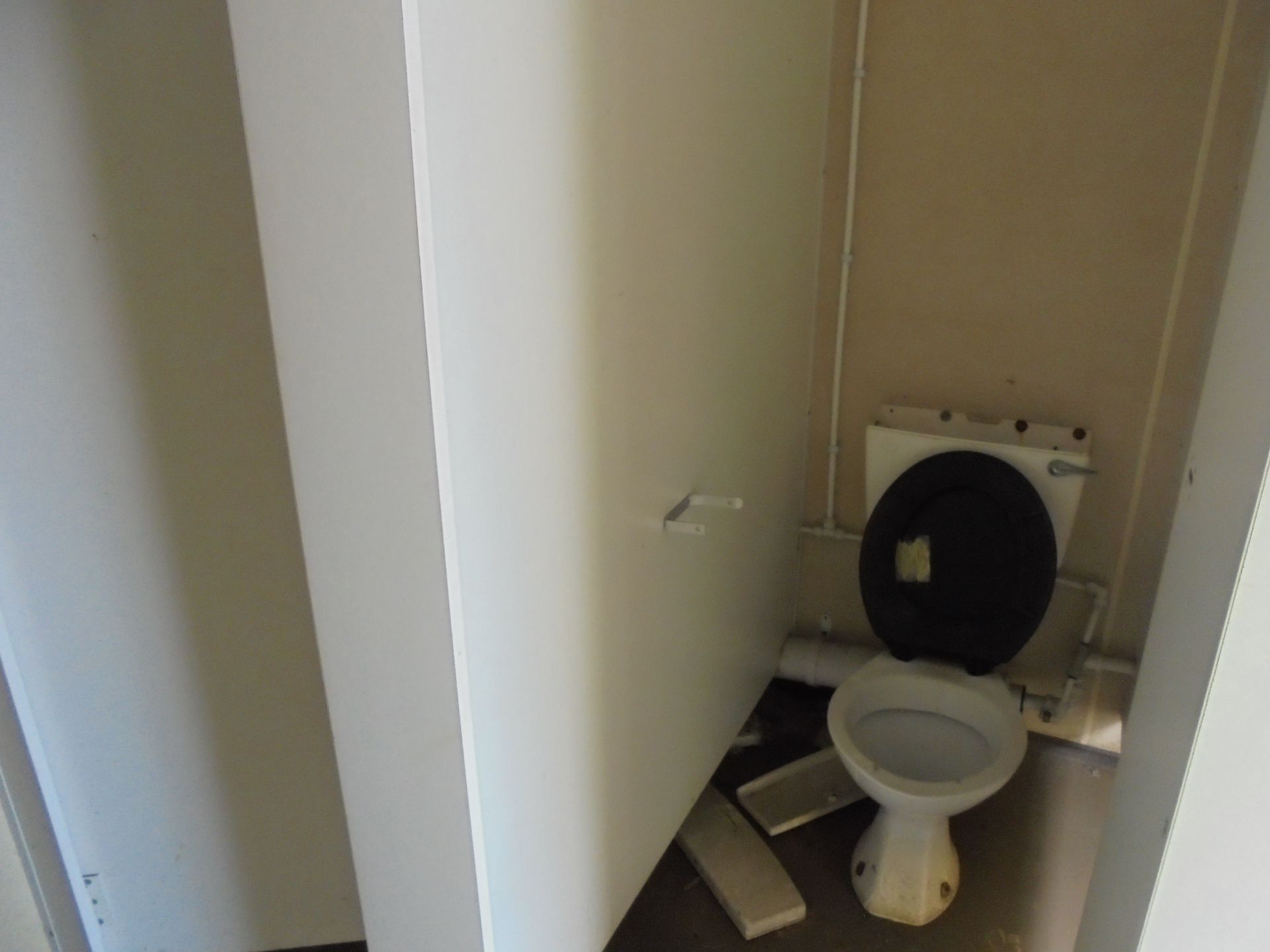 E41783 16ft x 9ft Anti Vandal 3+1 Toilet - Image 6 of 8