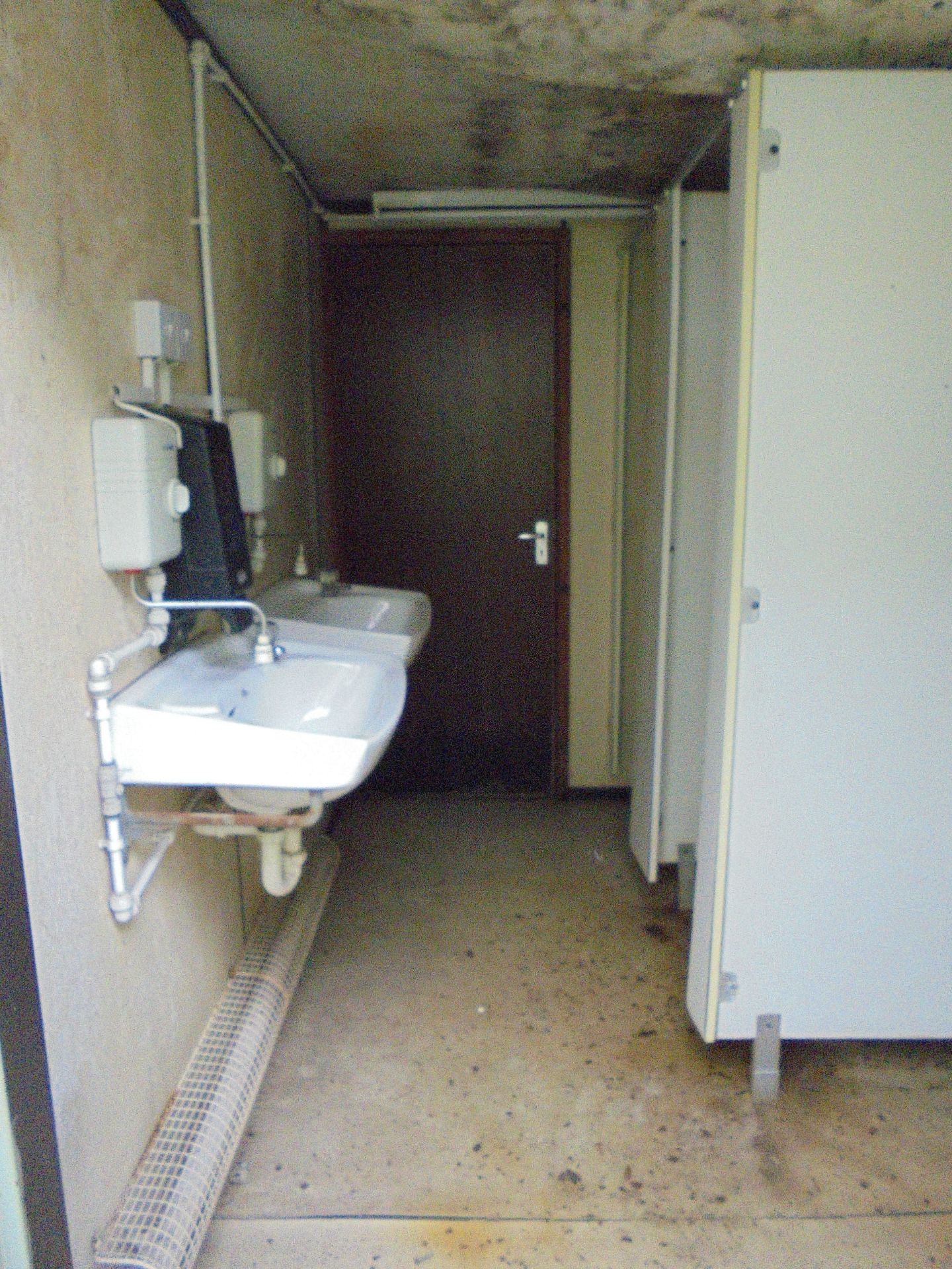 E45444 16ft x 8ft Anti Vandal Jack Leg 3+1 Toilet - Image 4 of 9
