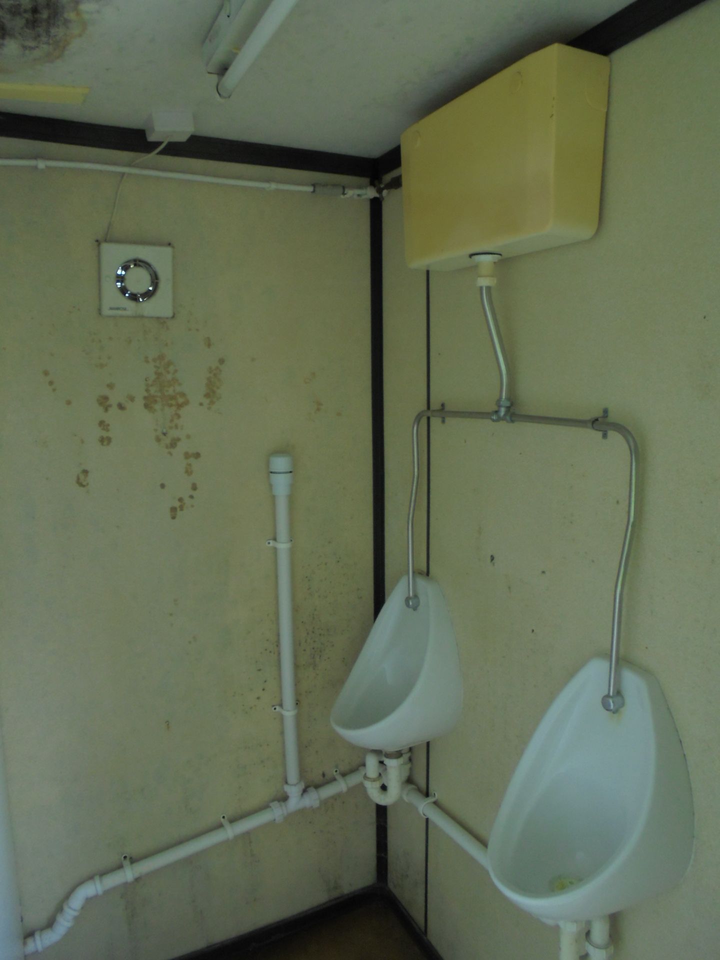 E45444 16ft x 8ft Anti Vandal Jack Leg 3+1 Toilet - Image 5 of 9