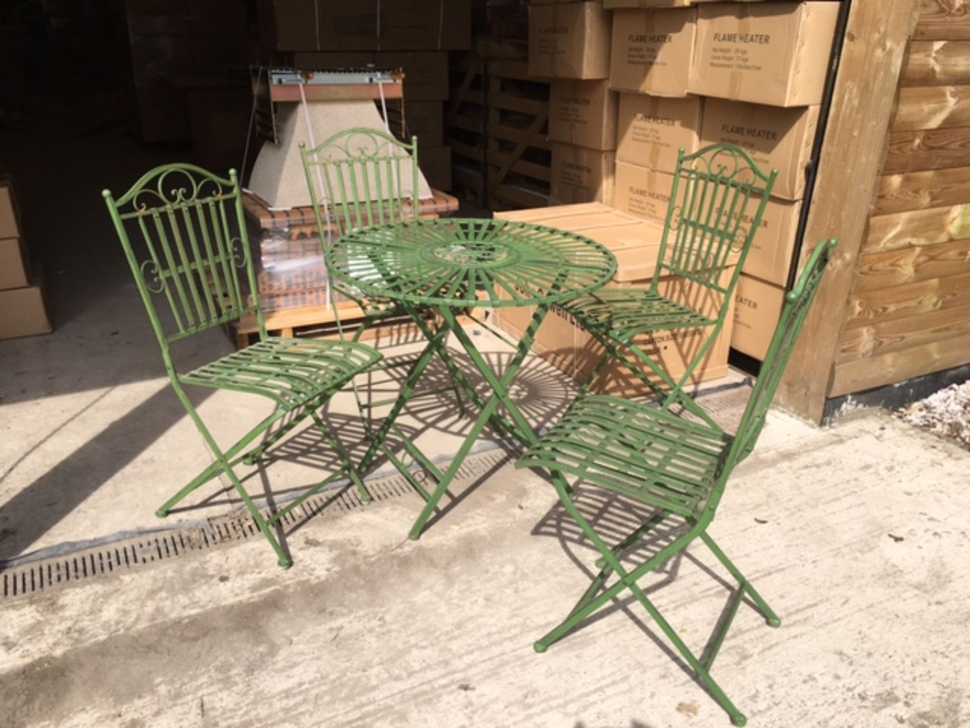 NEW BOXED IRON PATIO TABLE AND 4 MATCHING CHAIRS IN GREEN