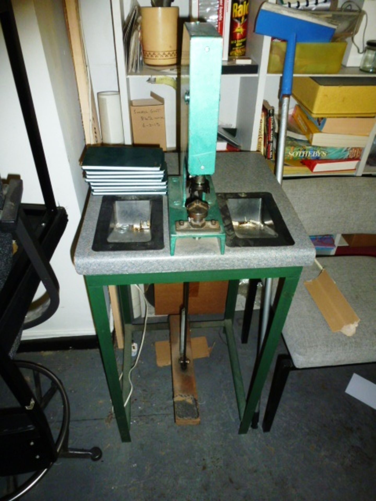 Manual single head Binding gilt metal cornering machine for diaries & cases, Free standing with work