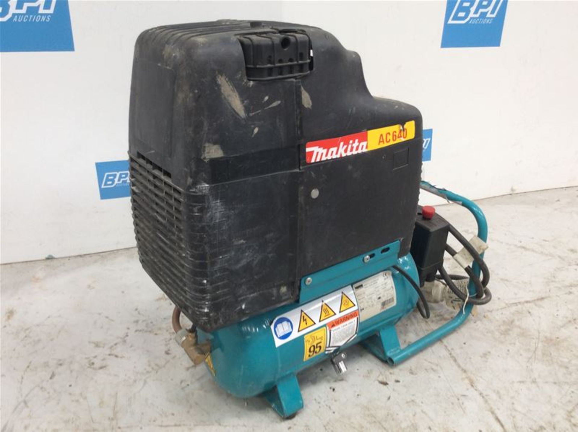 MAKITA AC 640 COMPACT 8BAR AIR COMPRESSOR - 110V - Image 2 of 2