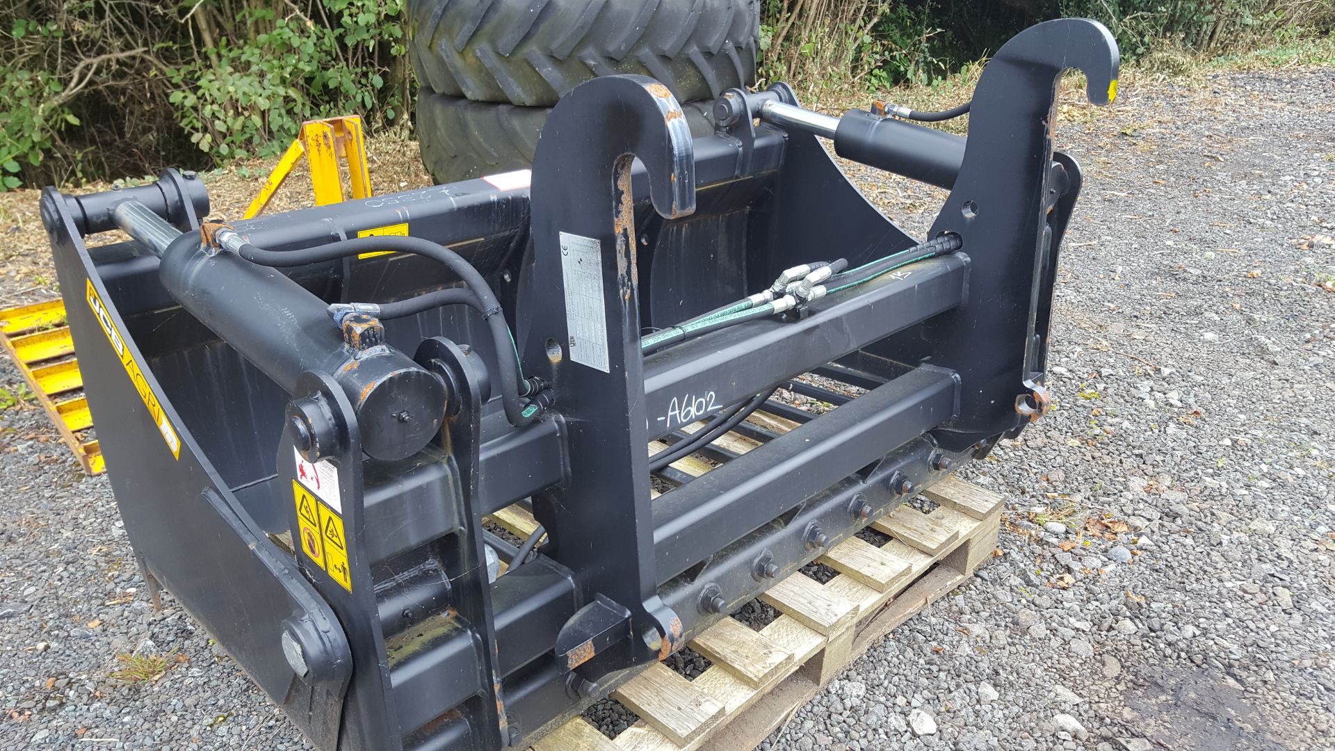 2014 JCB QF Sillage Grab with Quick Hitch Brackets