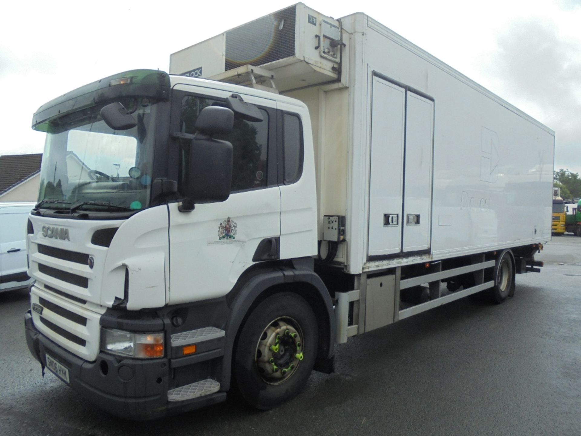 Scania P230 4x2 Day Cab 26ft Fridge Box c/w Frigoblock Chiller & DHollandia Tuckaway Tail Lift, Regi - Image 2 of 8