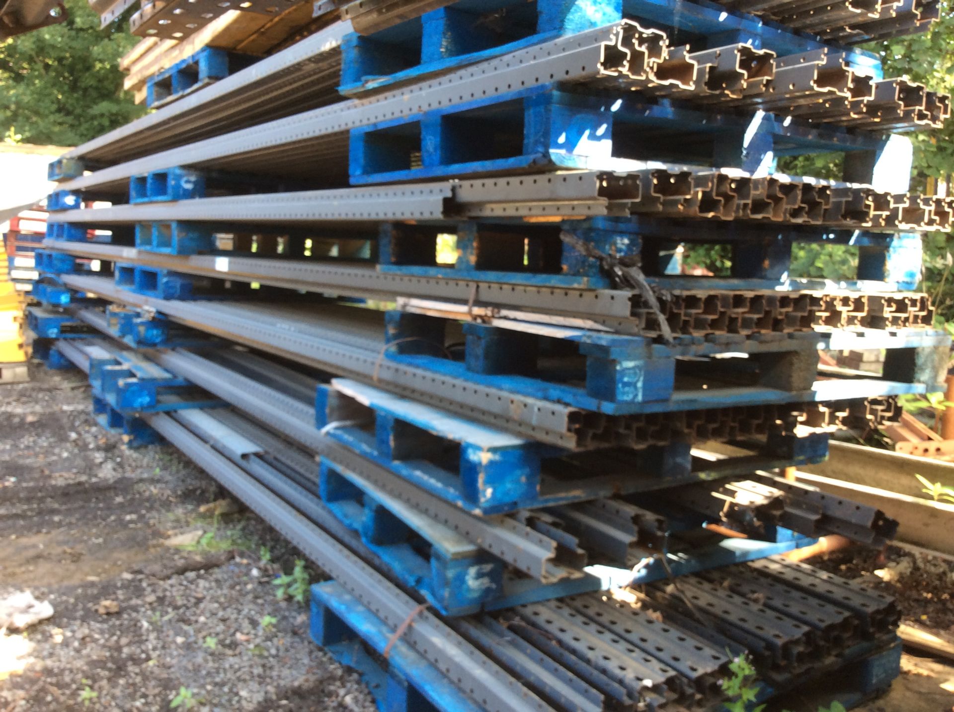 Drive in pallet racking - Included in this lot is x 98 Link 51 XL 50 Uprights Dimesensions H 750cm,