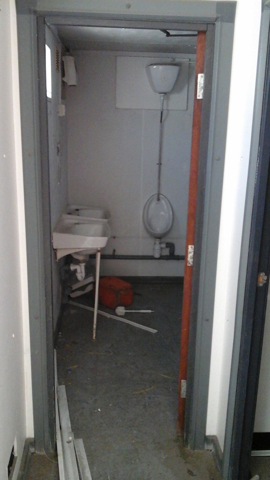 EMS399 32ft x 10ft Anti Vandal Jack Leg 2+1 Toilet, Shower & Drying Room - Image 11 of 19