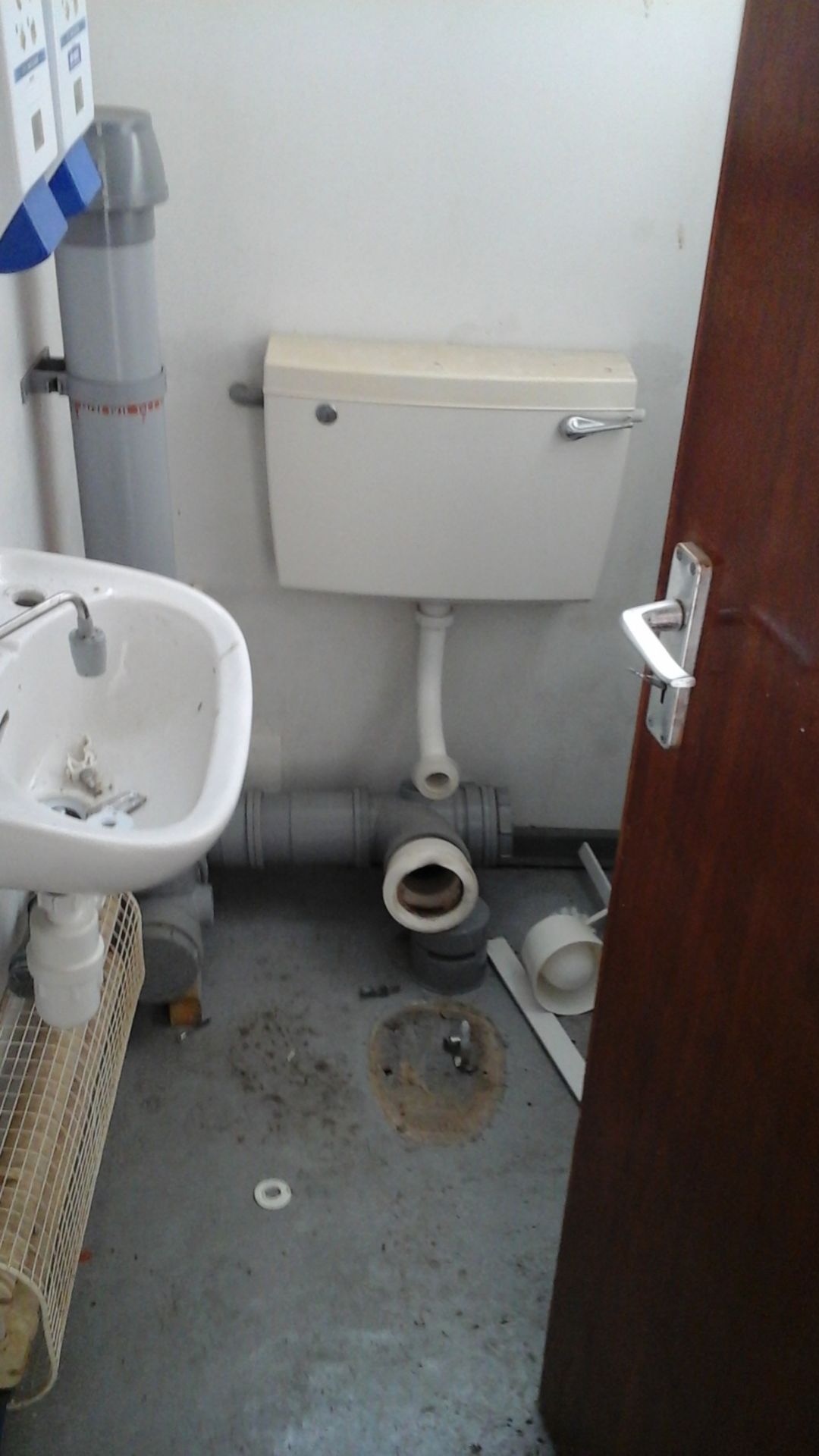 EMS399 32ft x 10ft Anti Vandal Jack Leg 2+1 Toilet, Shower & Drying Room - Image 8 of 19