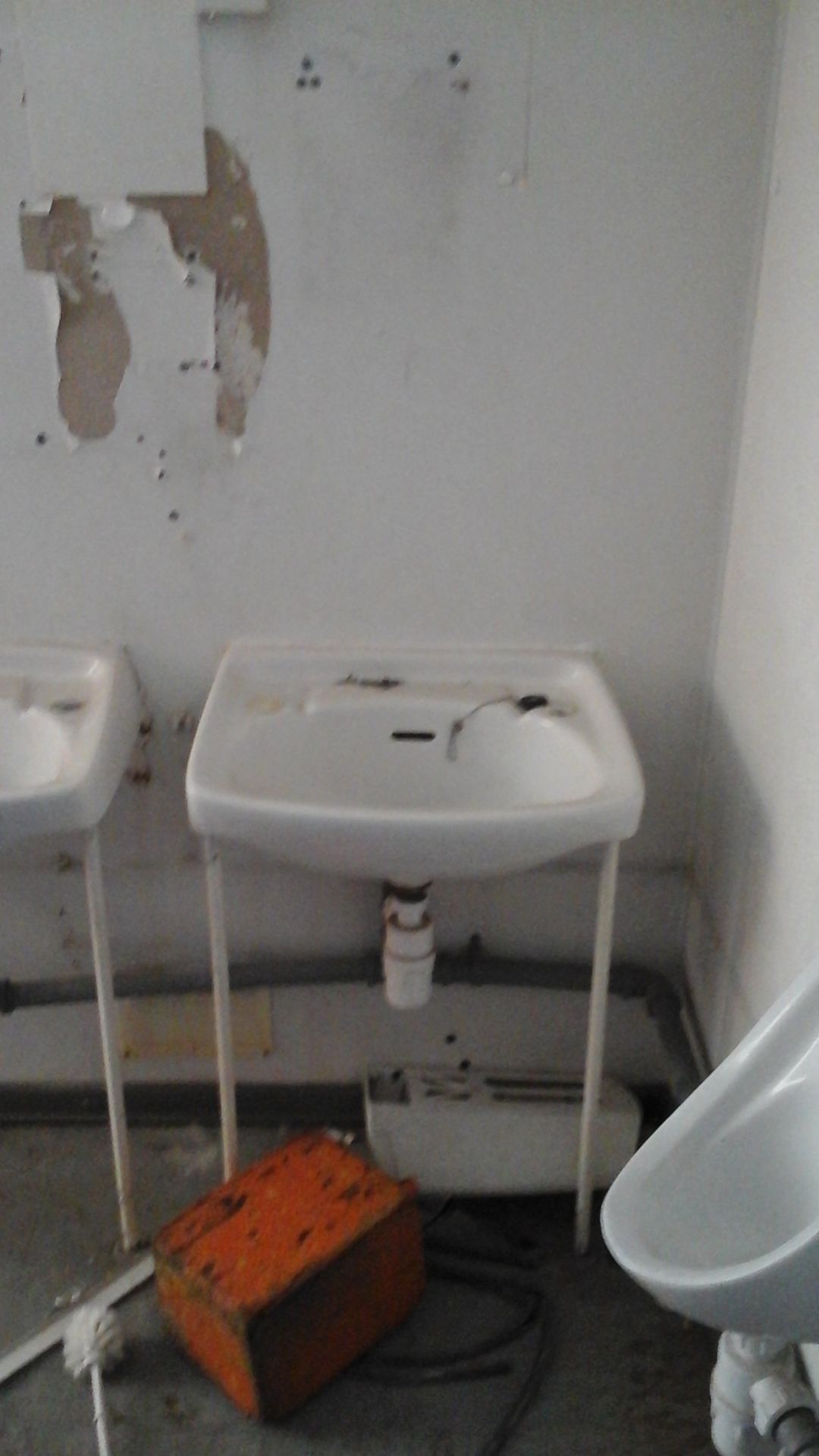 EMS399 32ft x 10ft Anti Vandal Jack Leg 2+1 Toilet, Shower & Drying Room - Image 13 of 19