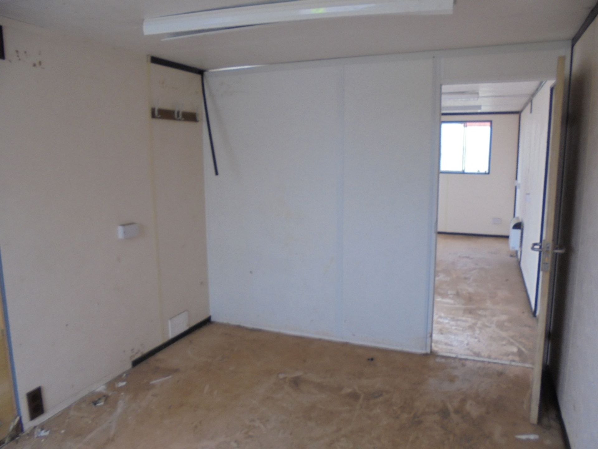 E58271 32ft x 10ft Anti Vandal Double Office - Image 6 of 8