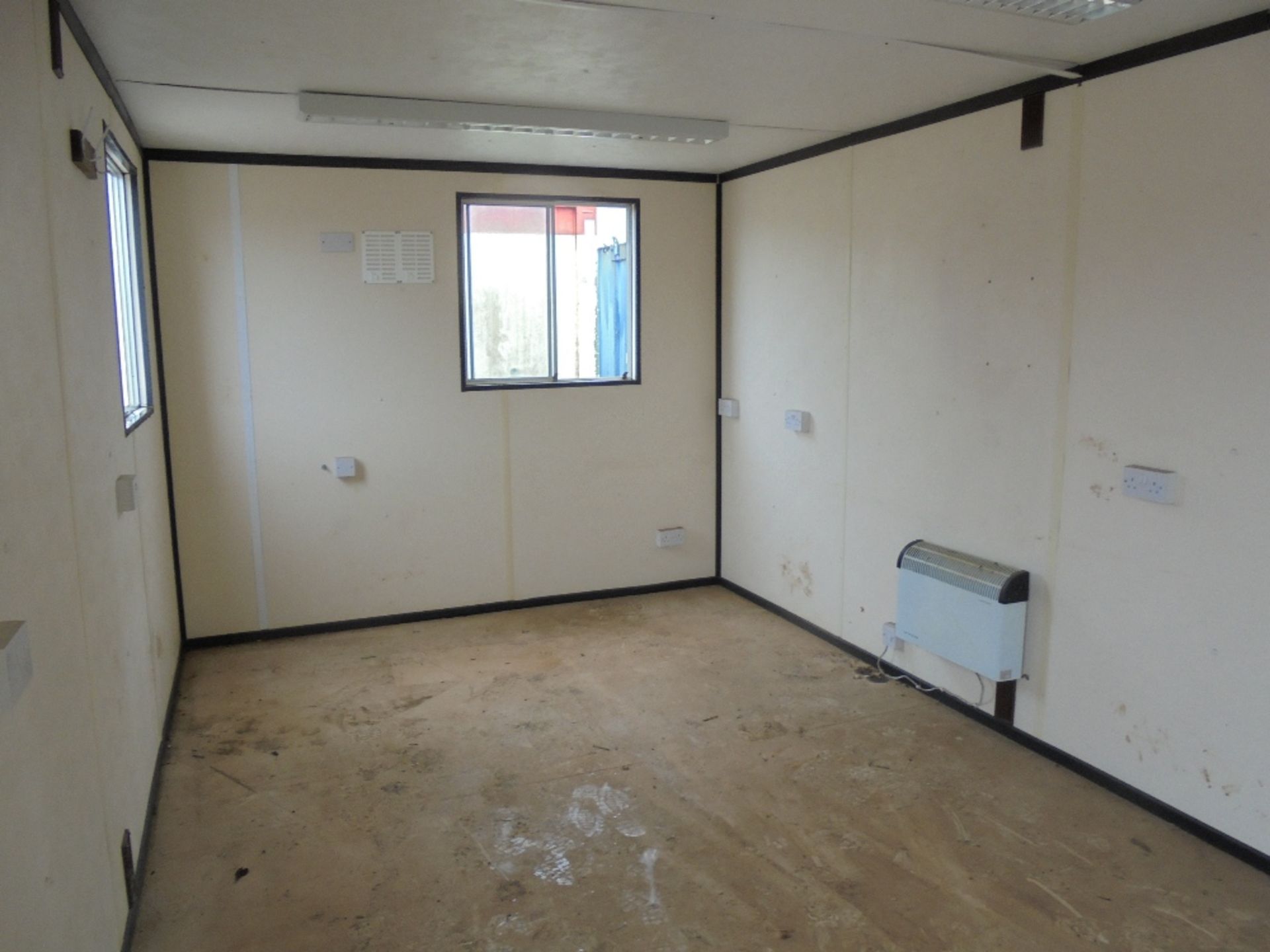 E58271 32ft x 10ft Anti Vandal Double Office - Image 3 of 8