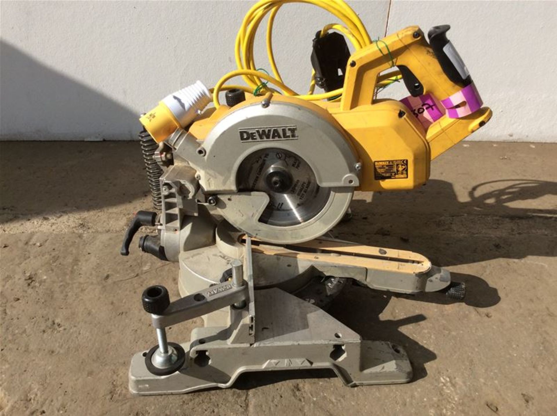 DEWALT DW771-LX CROSSCUT and MITRE CHOP SAW - 110V