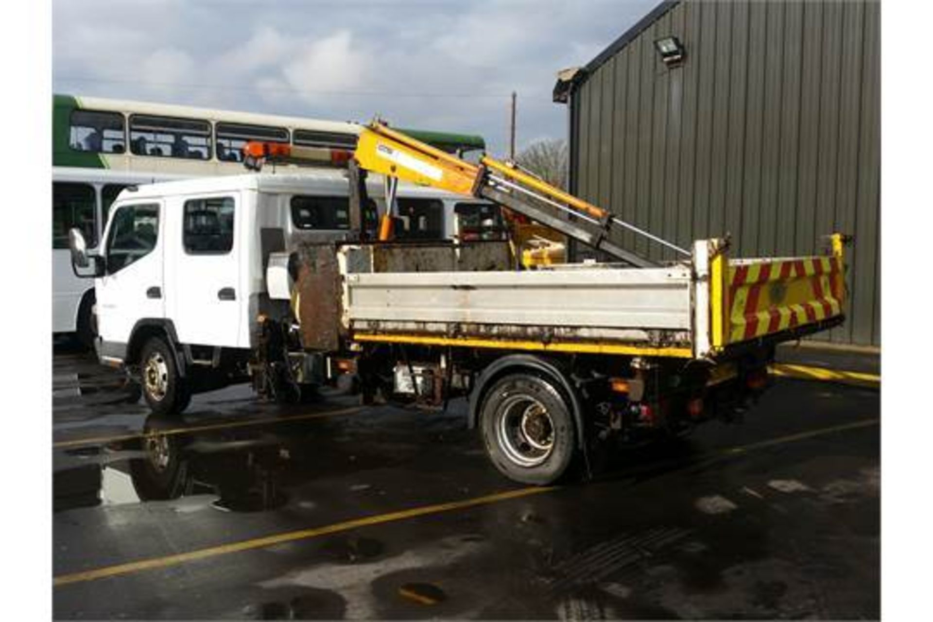 2008 / 57 Mitsubishi Fuso Canter 3 Way Tipper with Compressor and HIAB - Image 4 of 9