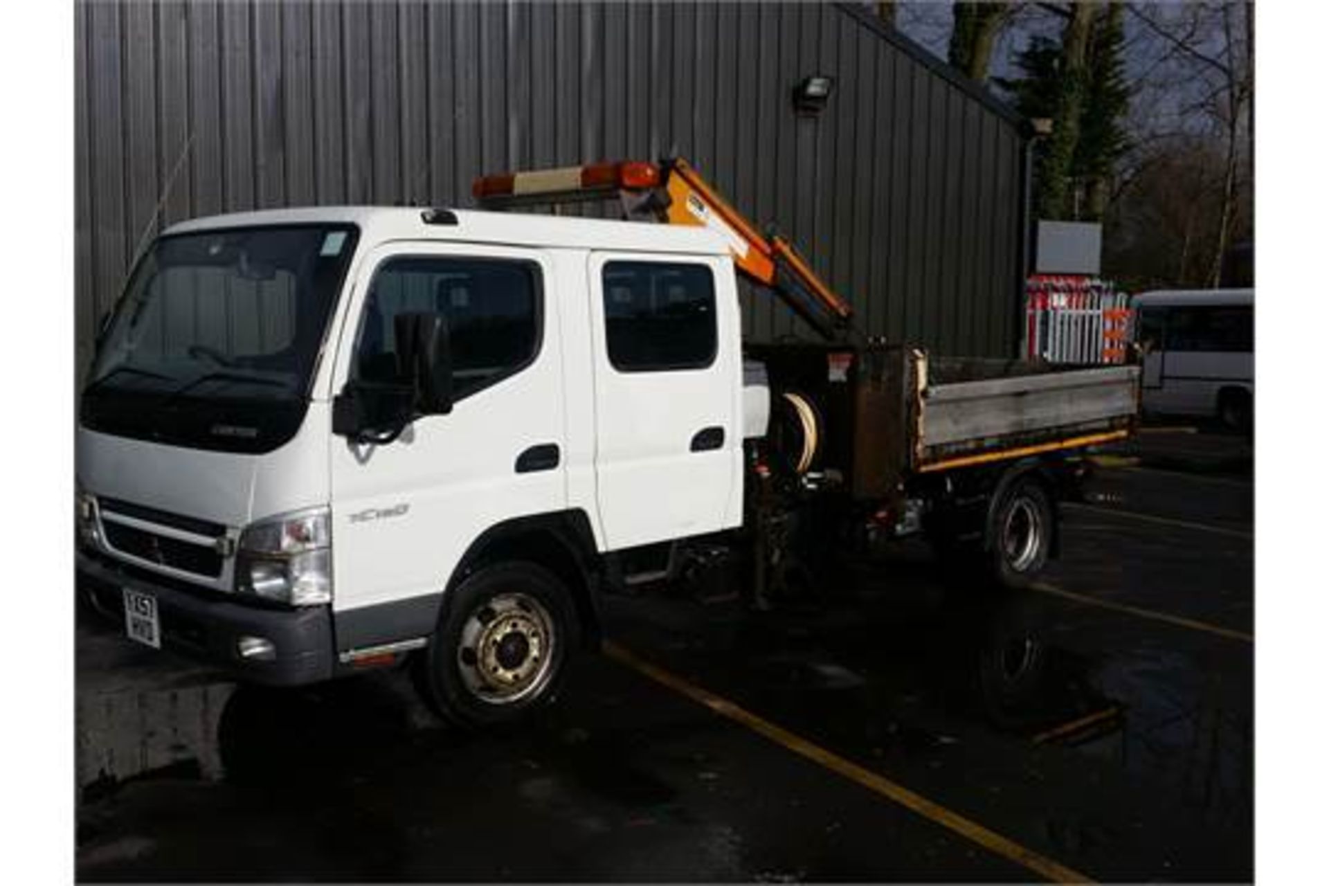 2008 / 57 Mitsubishi Fuso Canter 3 Way Tipper with Compressor and HIAB - Image 3 of 9