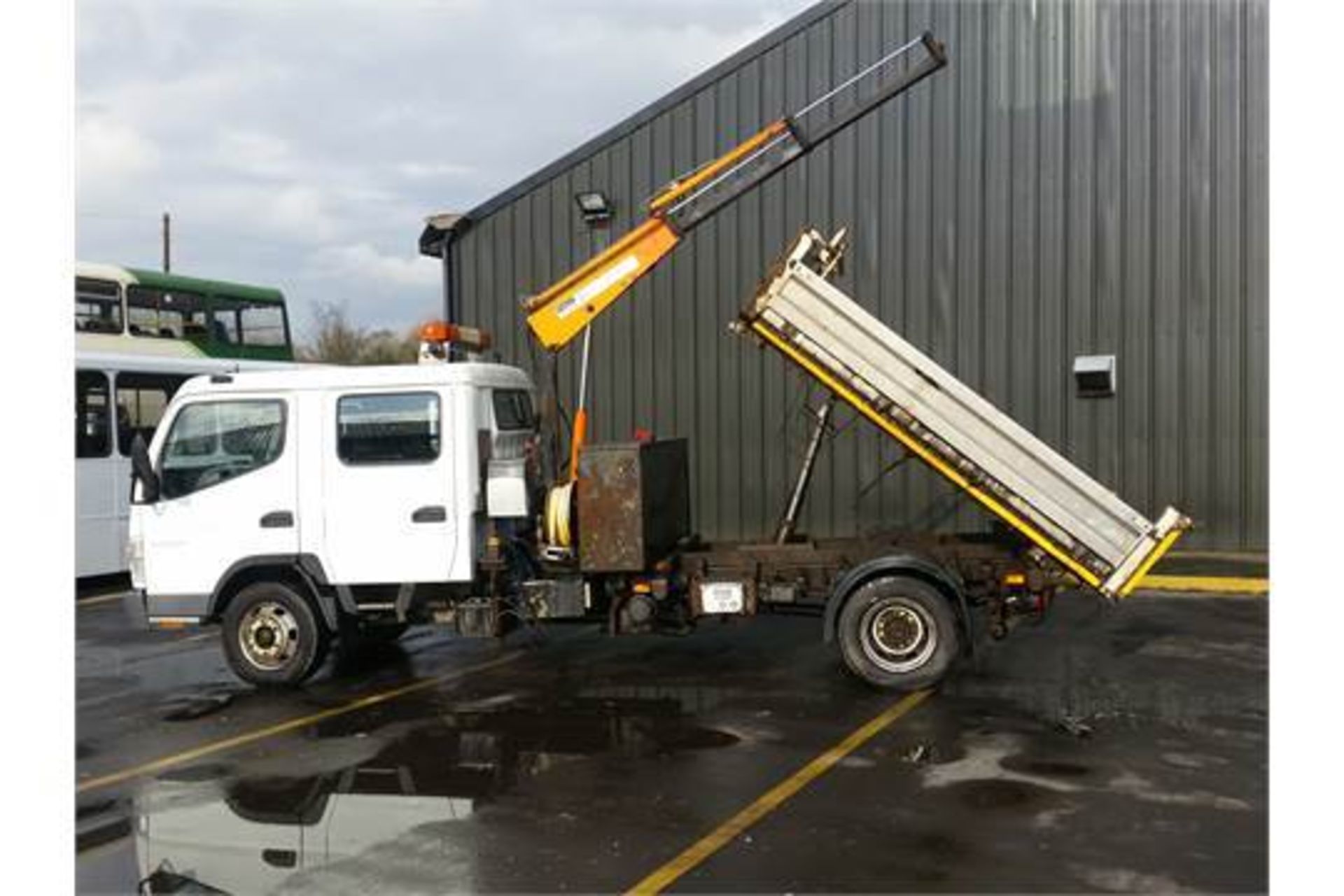 2008 / 57 Mitsubishi Fuso Canter 3 Way Tipper with Compressor and HIAB - Image 2 of 9