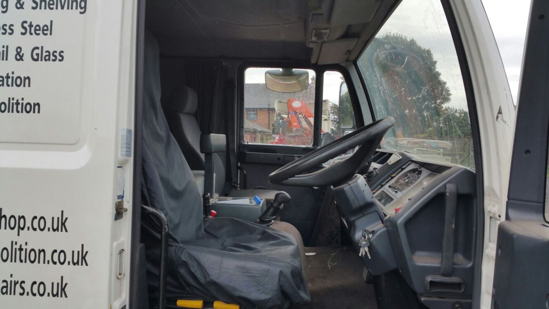 MAN 8.163 7.5T Sleeper cab Beavertail lorry fitted with 2004 Palfinger PKG7001 crane - Image 7 of 11