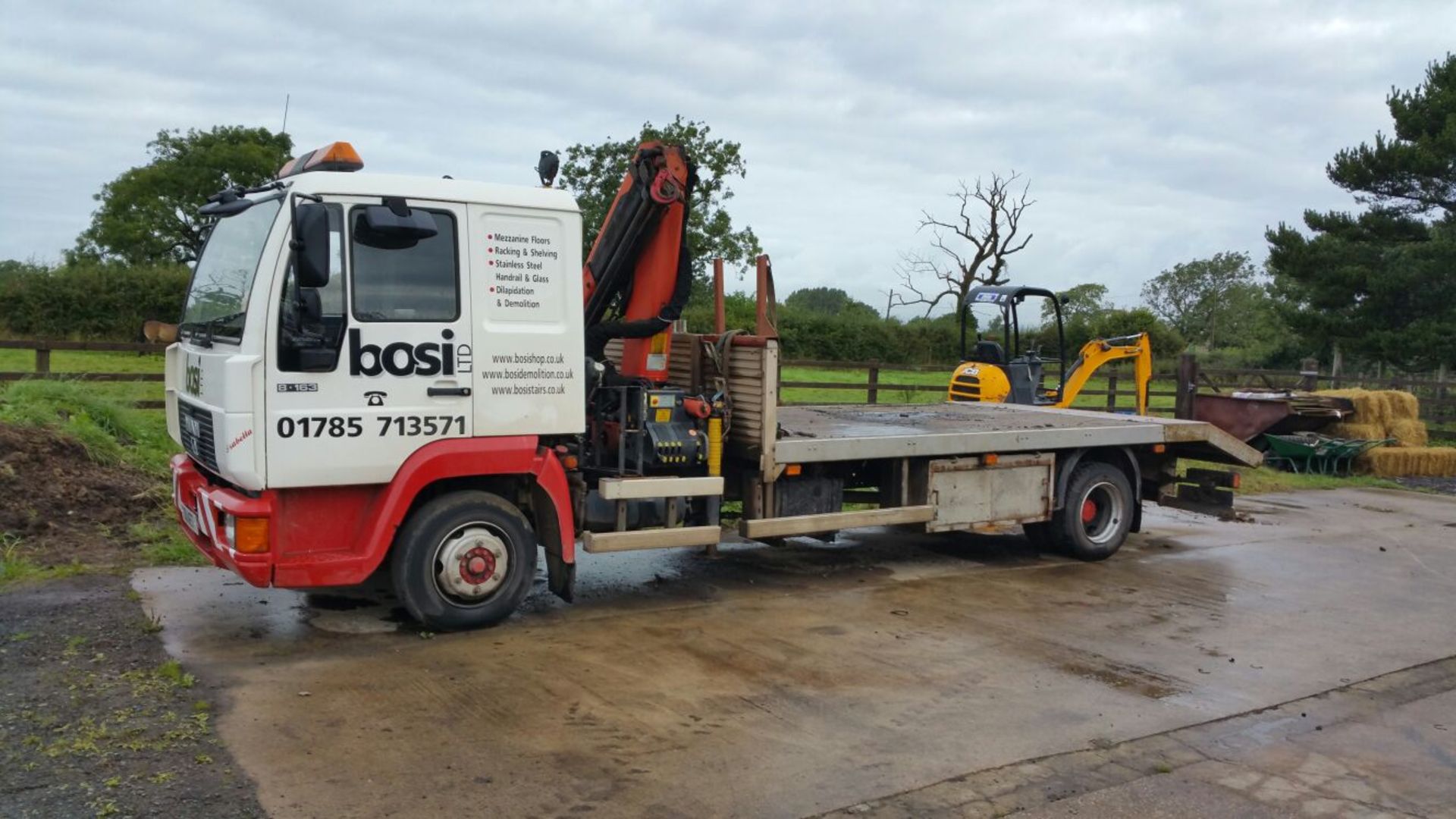 MAN 8.163 7.5T Sleeper cab Beavertail lorry fitted with 2004 Palfinger PKG7001 crane