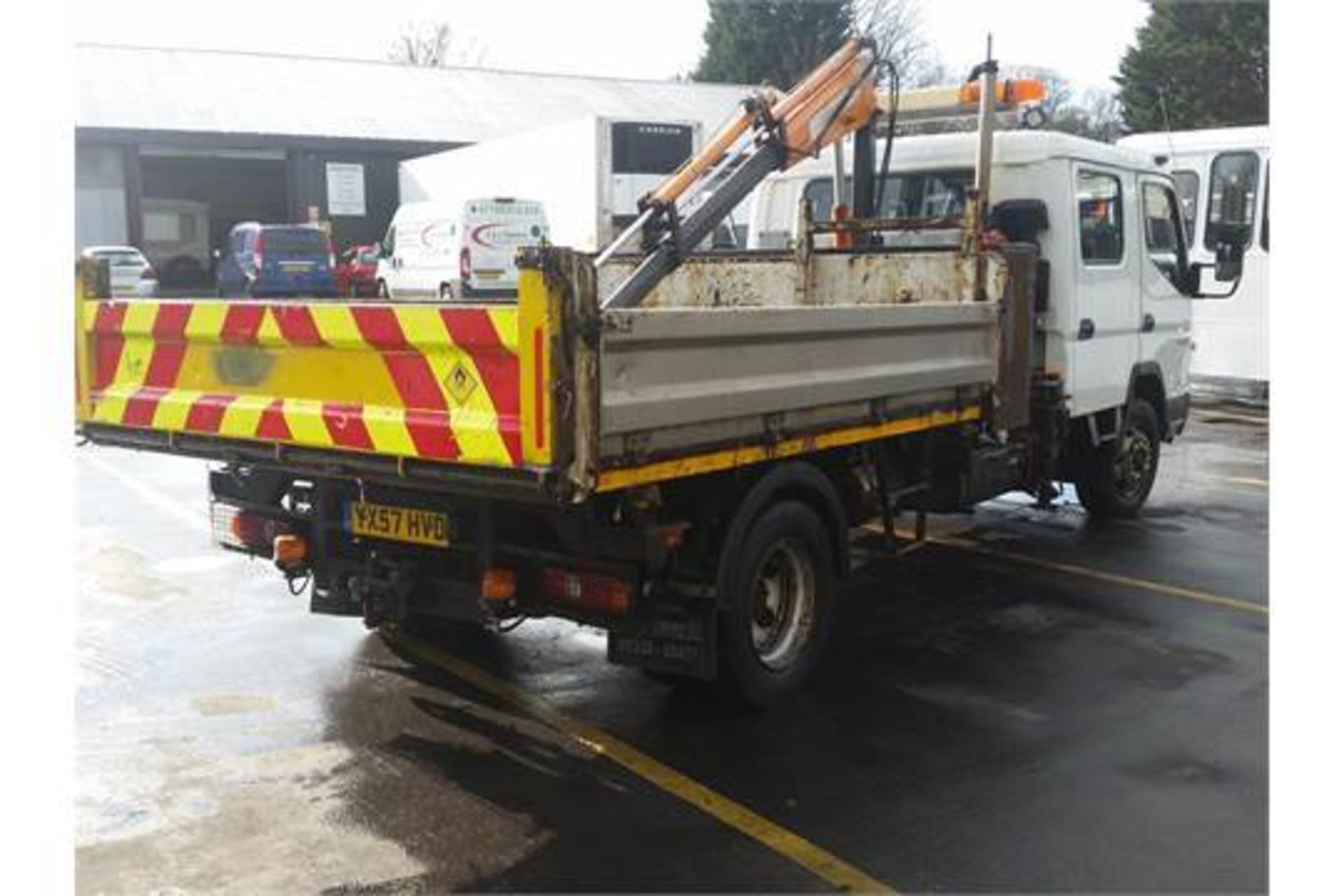 2008 / 57 Mitsubishi Fuso Canter 3 Way Tipper with Compressor and HIAB - Image 7 of 9