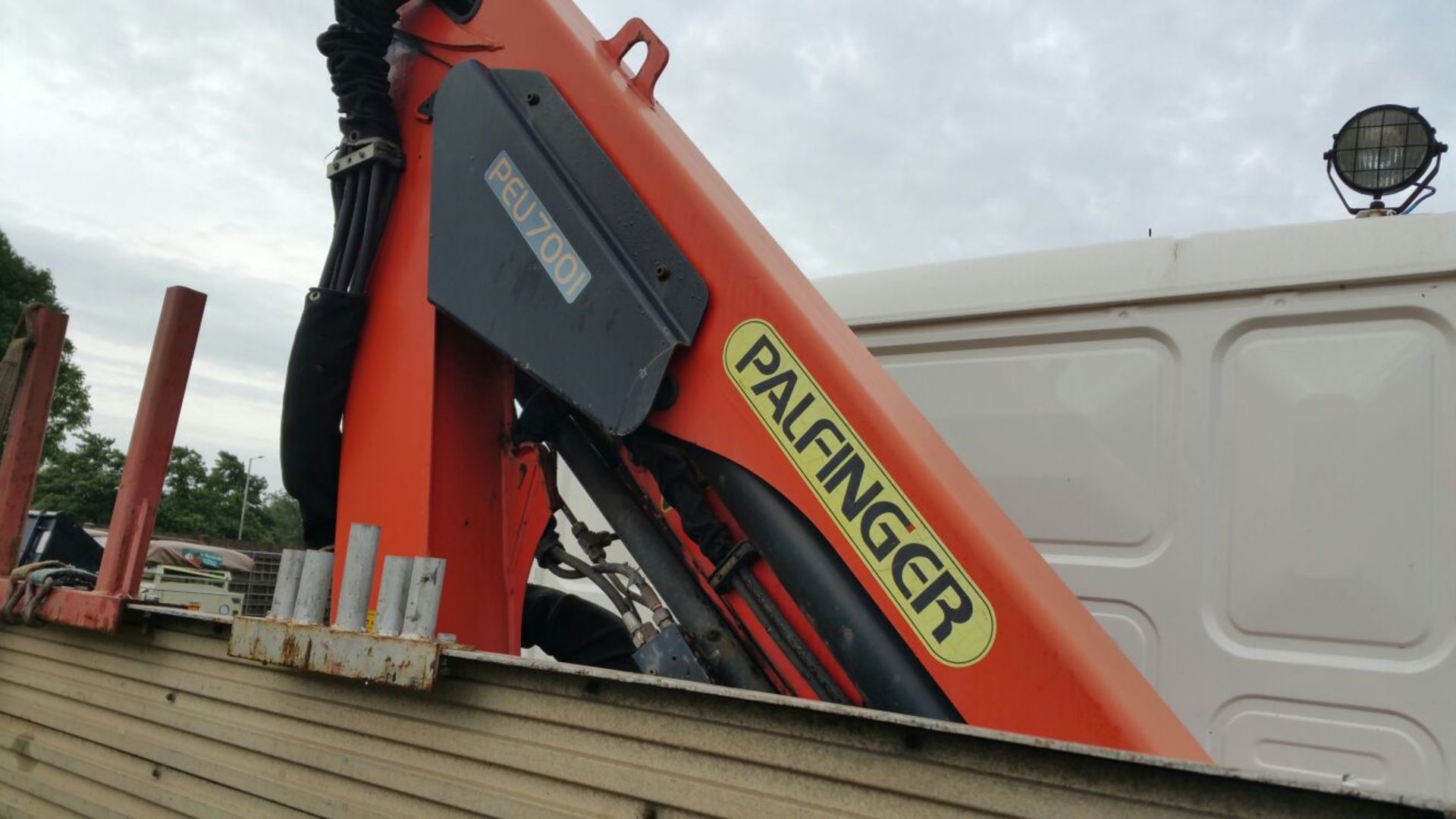 MAN 8.163 7.5T Sleeper cab Beavertail lorry fitted with 2004 Palfinger PKG7001 crane - Image 4 of 11