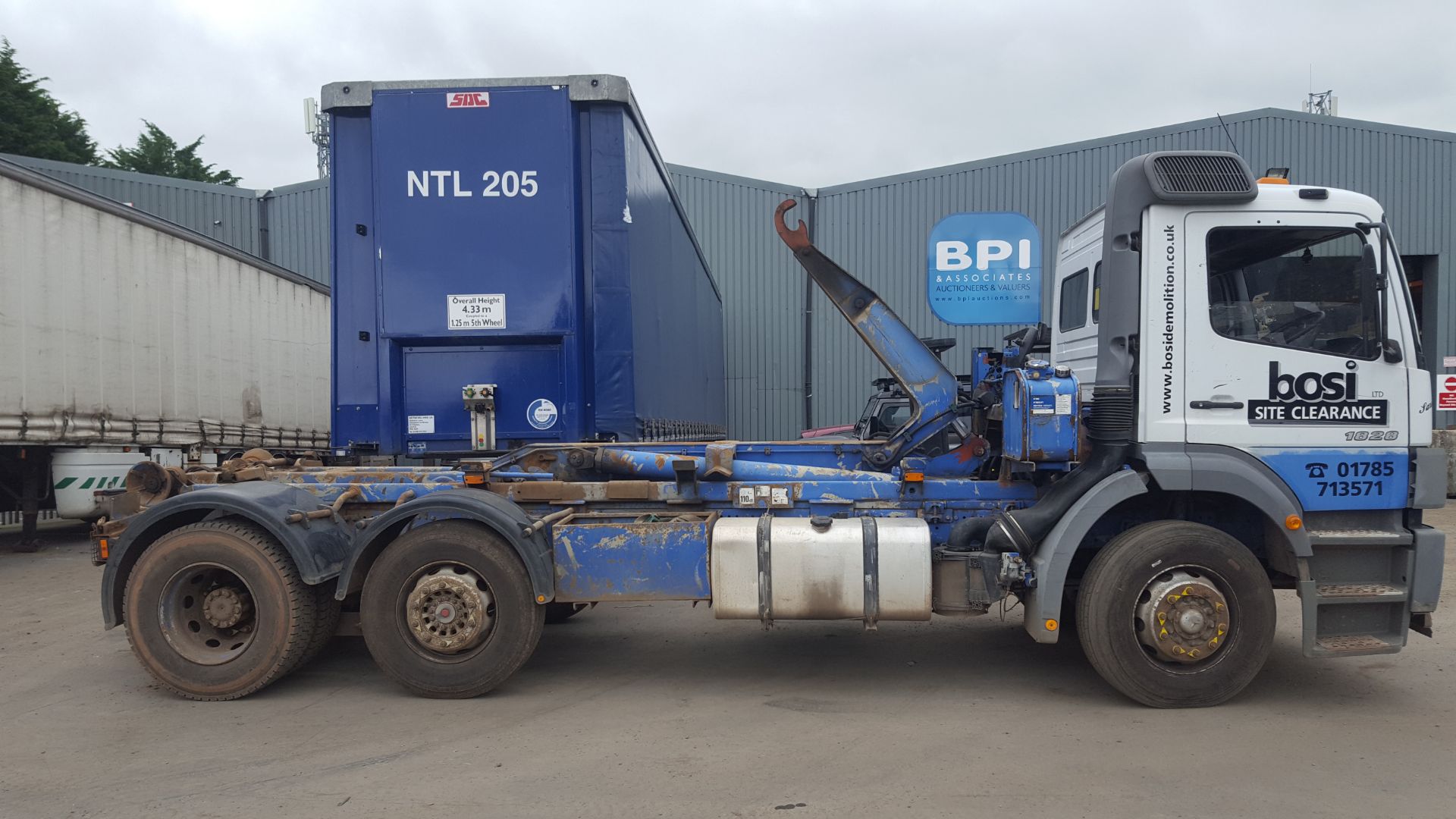 2002 / 52 Mercedes Atego 1828 6 Wheel Hook Loader with Multi Lift Equipment - Image 4 of 8