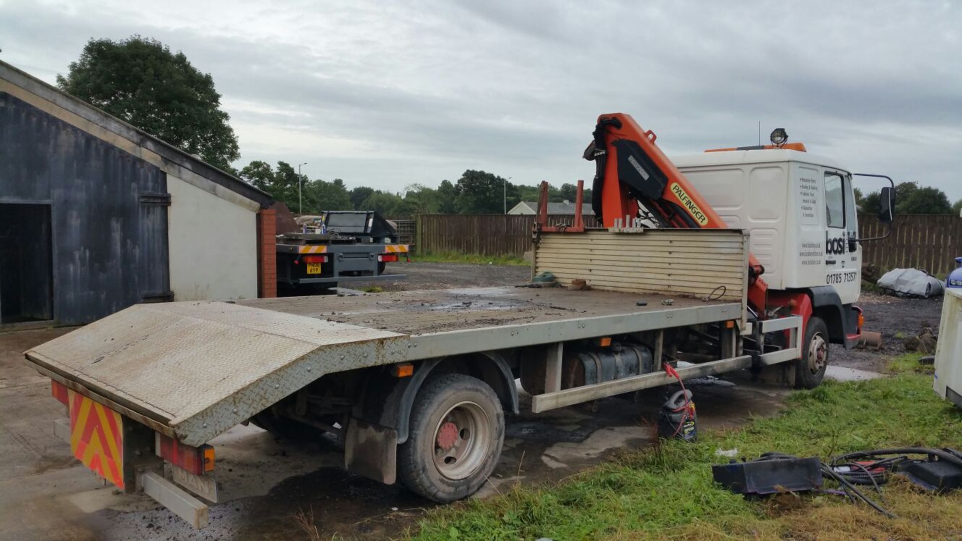 MAN 8.163 7.5T Sleeper cab Beavertail lorry fitted with 2004 Palfinger PKG7001 crane - Image 3 of 11