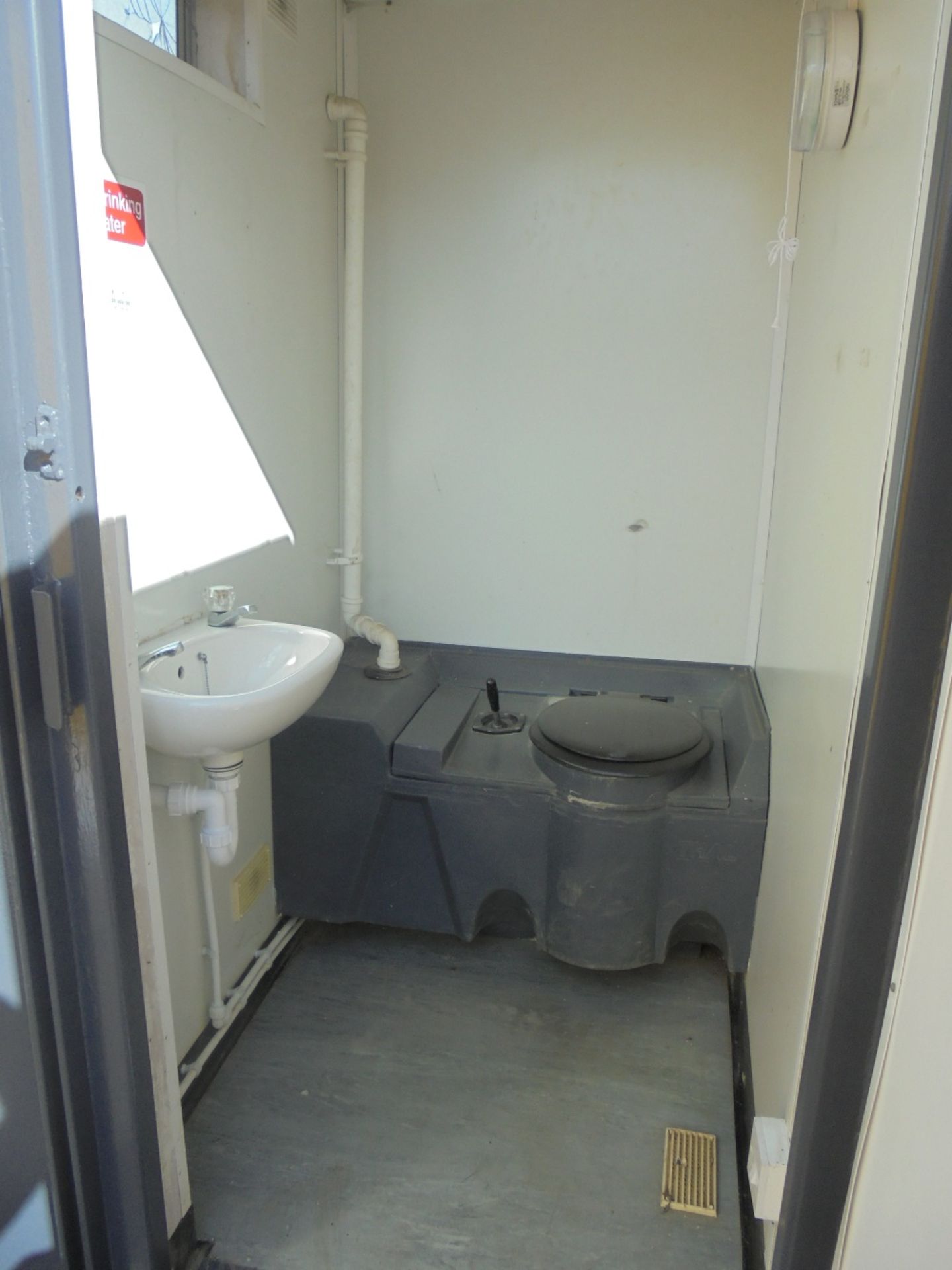 6889 21ft x 9ft Anti Vandal Office / Toilet / Store - Image 9 of 9