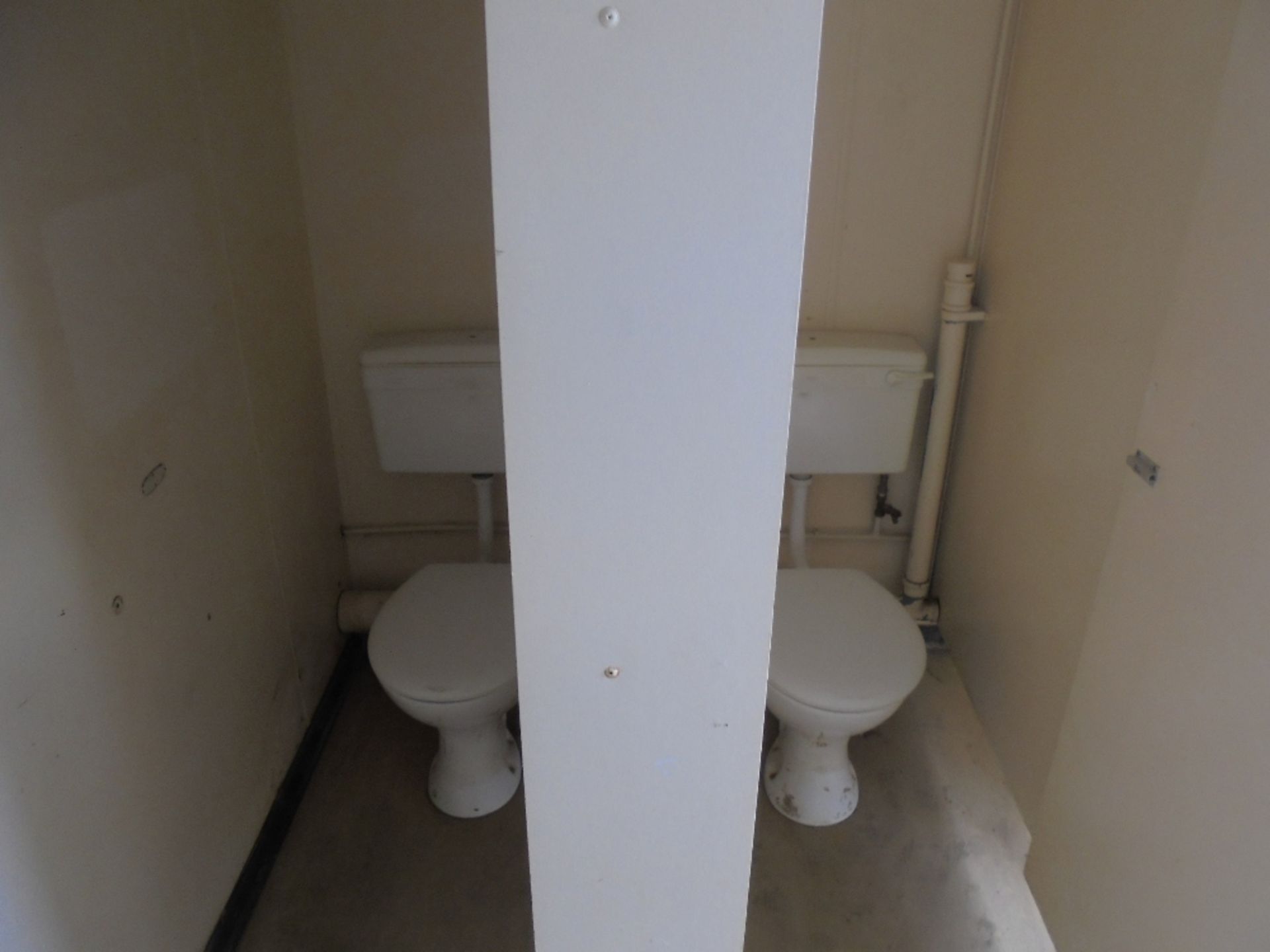 7843 13ft x 9ft Anti Vandal Jack Leg 2+1 Toilet - Image 6 of 8
