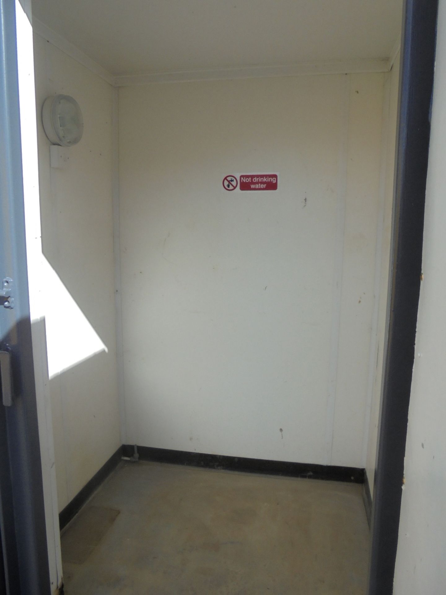 6889 21ft x 9ft Anti Vandal Office / Toilet / Store - Image 6 of 9