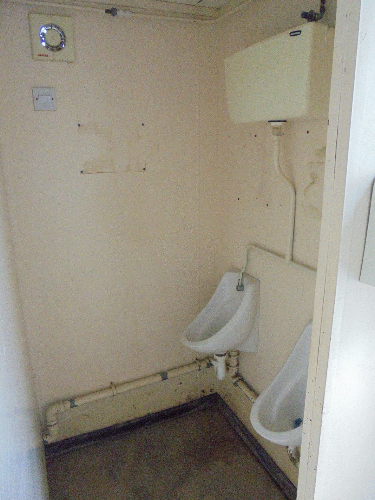 7843 13ft x 9ft Anti Vandal Jack Leg 2+1 Toilet - Image 5 of 8