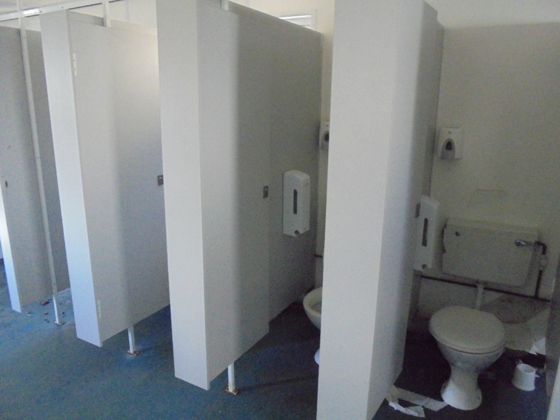 36ft x 12ft Timber Textured Toilet - Image 9 of 15