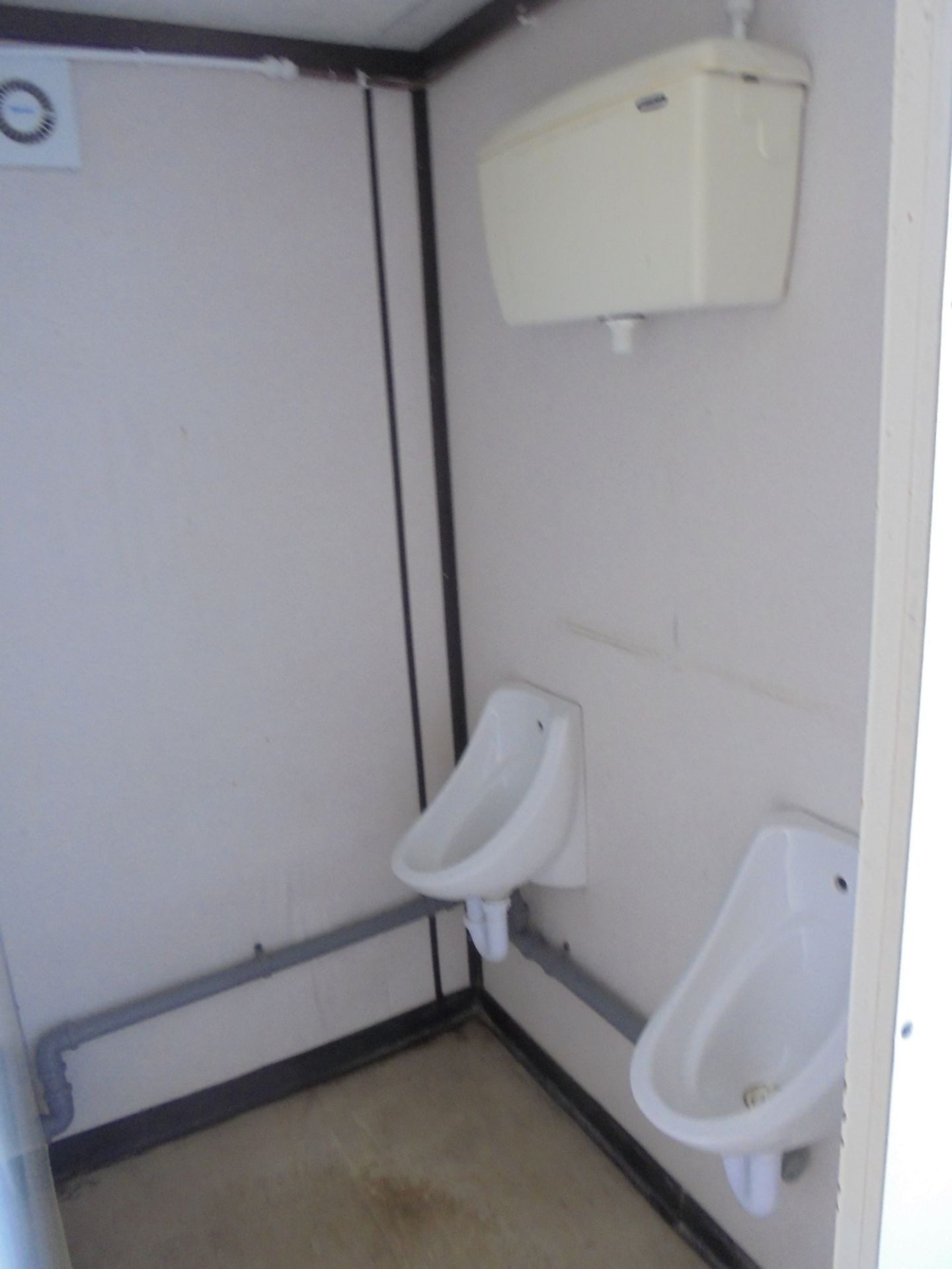 7823 13ft x 9ft Anti Vandal Jack Leg 2+1 Toilet - Image 5 of 9