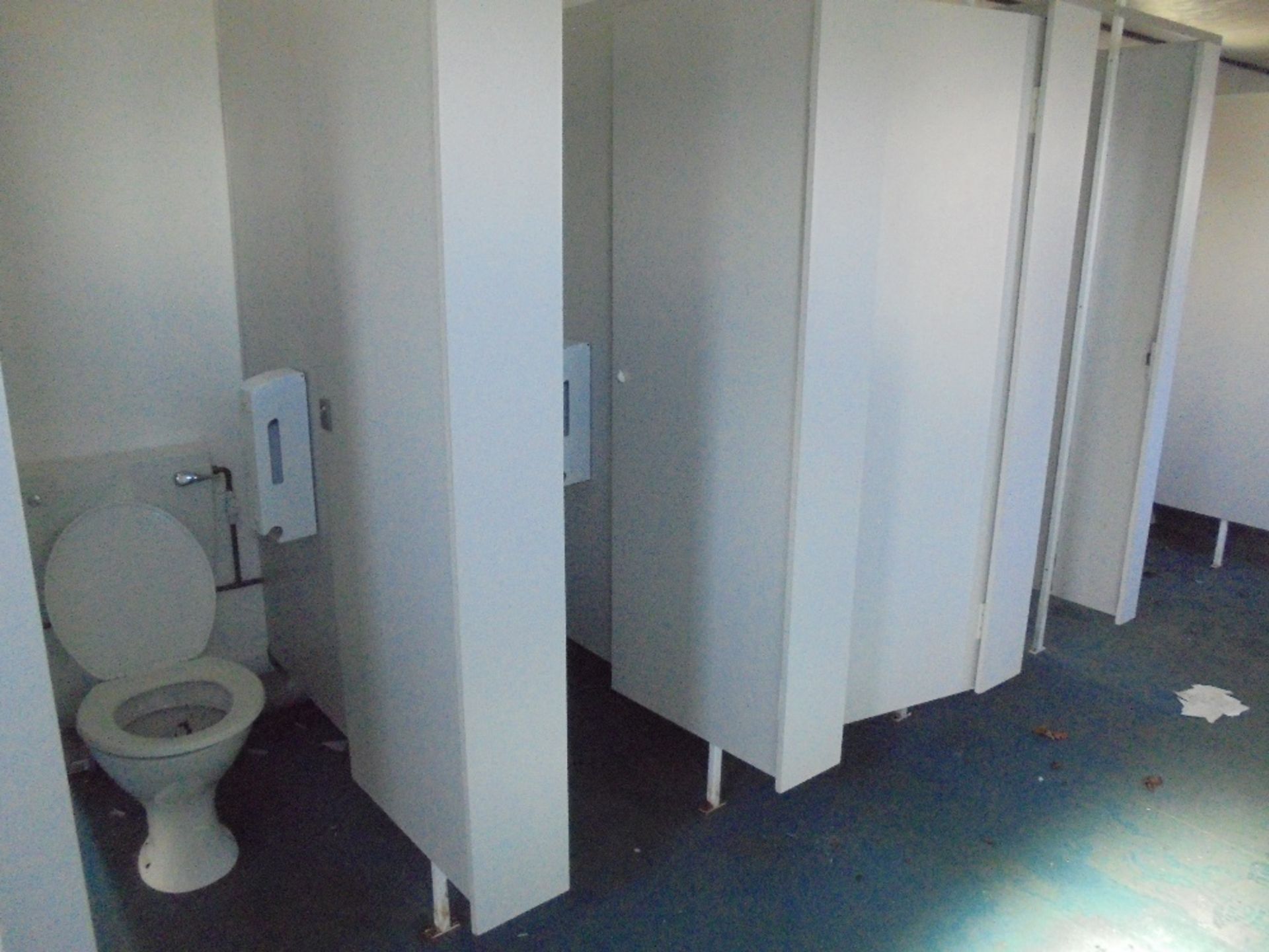 36ft x 12ft Timber Textured Toilet - Image 12 of 15