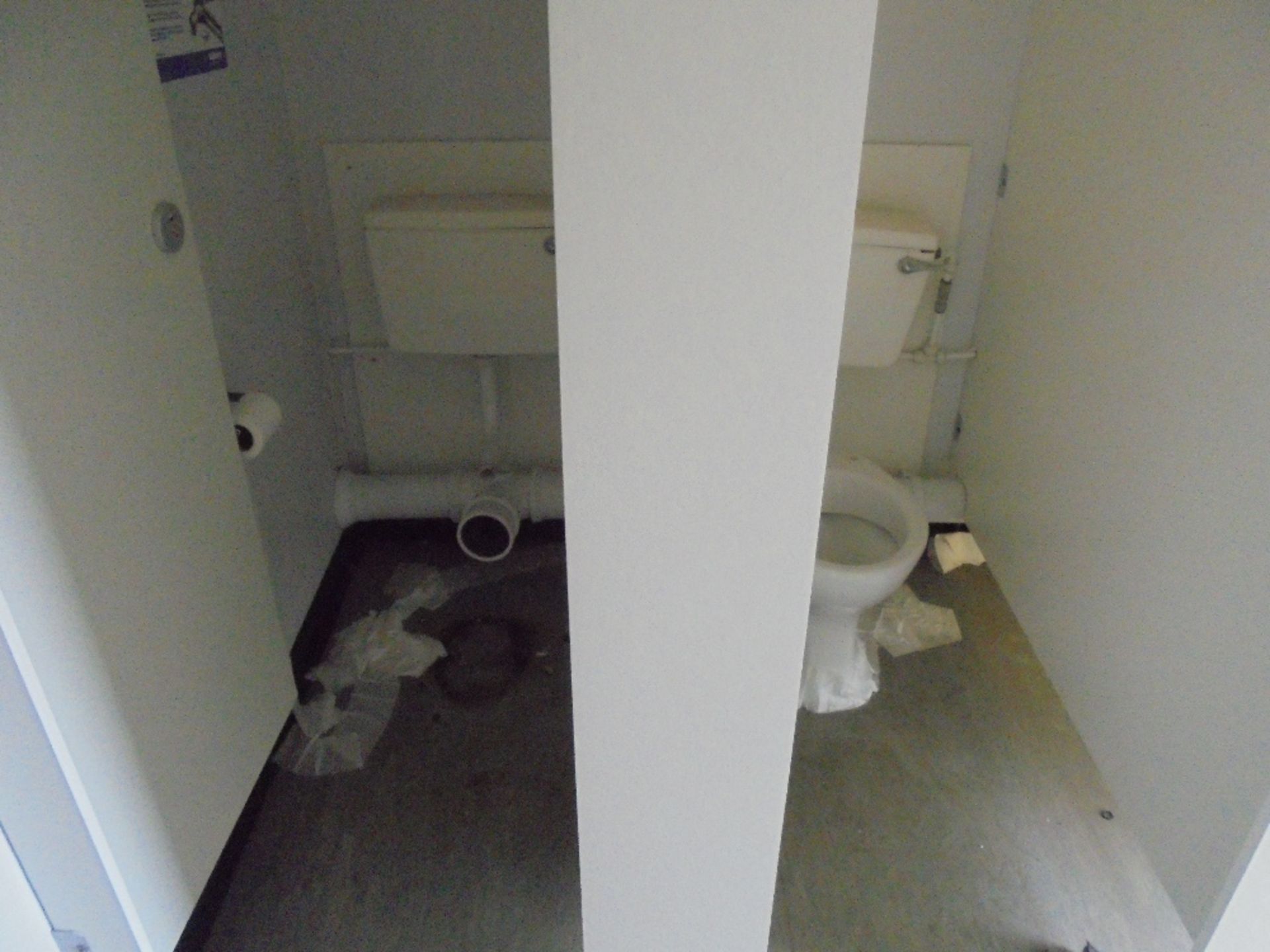 E54587 20ft x 8ft Steel Clad Jack Leg Toilet - Image 7 of 8