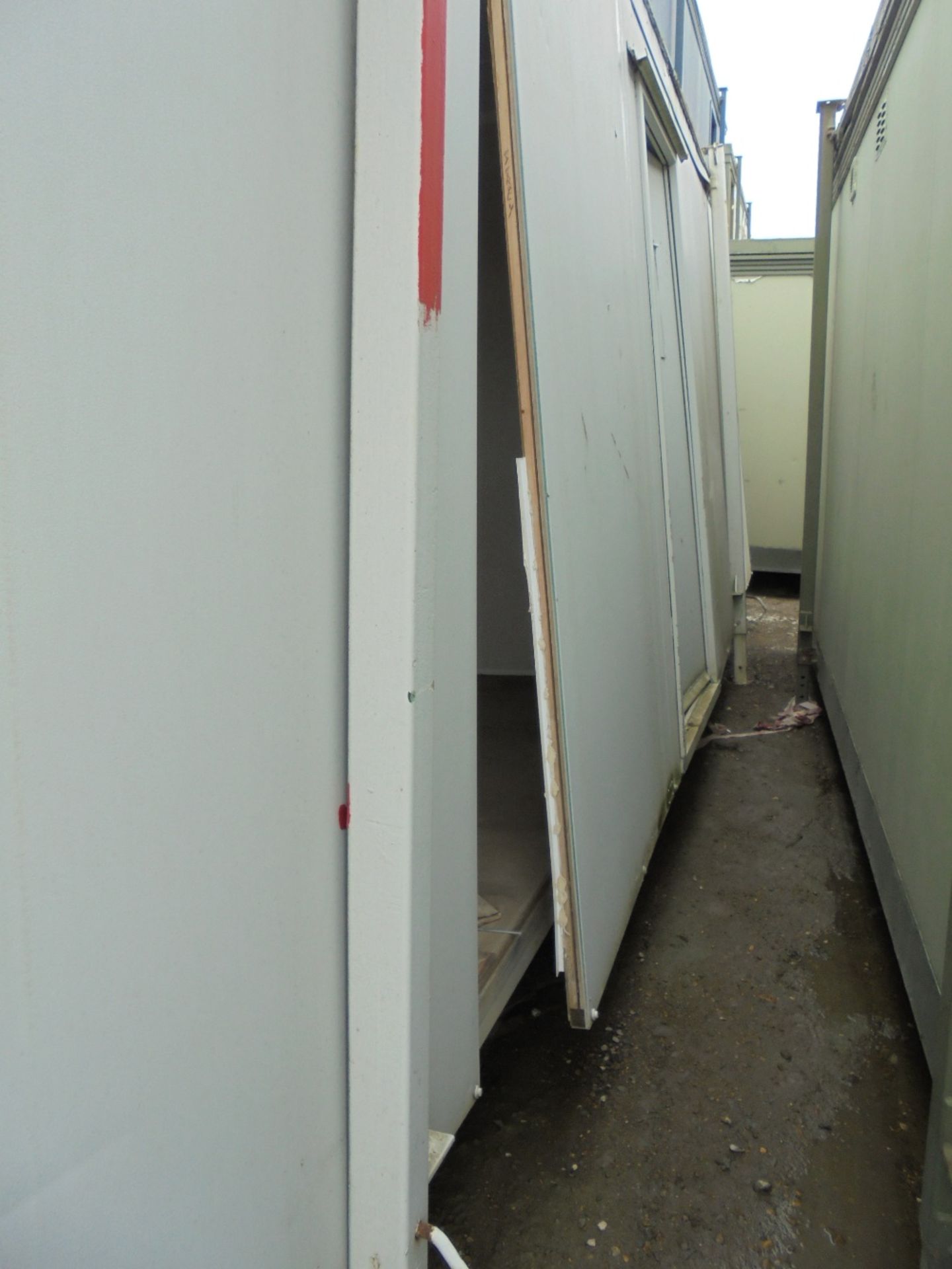 E30193 24ft x 8ft Anti Vandal Double Office - Image 3 of 10