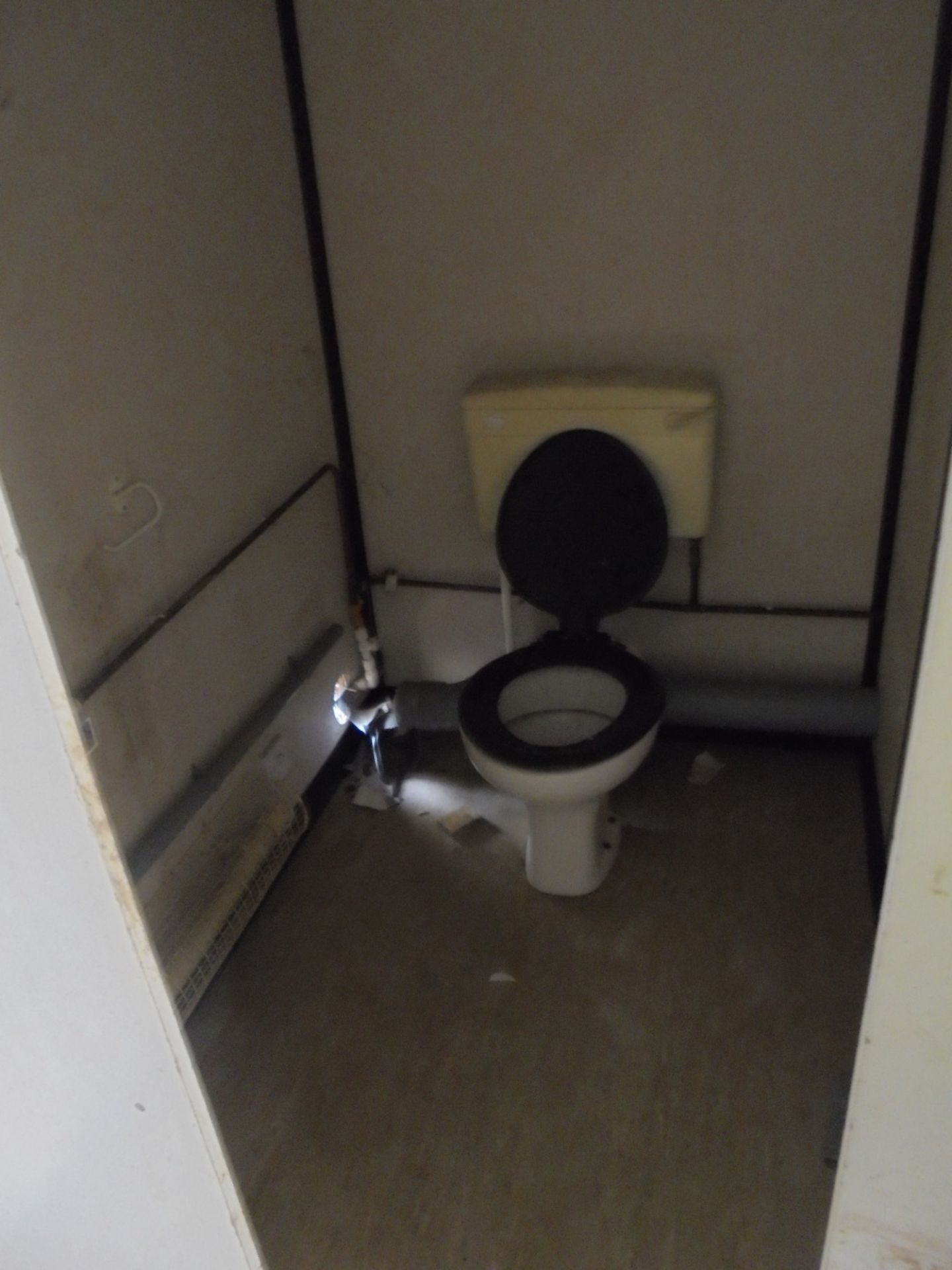J22018 16ft x 9ft Anti Vandal 3+1 Toilet - Image 8 of 10