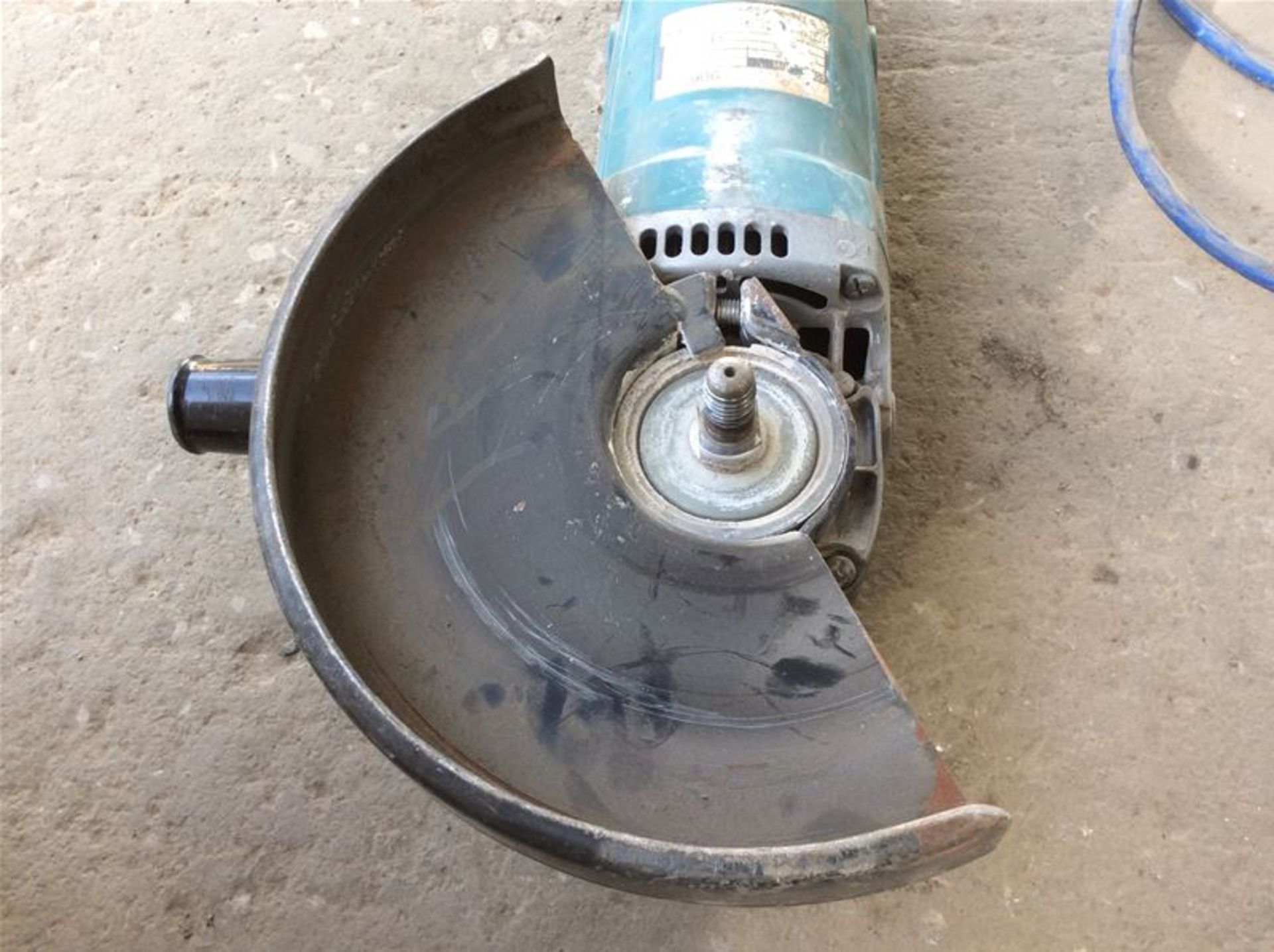 MAKITA 9069 230MM ANGLE GRINDER - 240V - Image 2 of 2