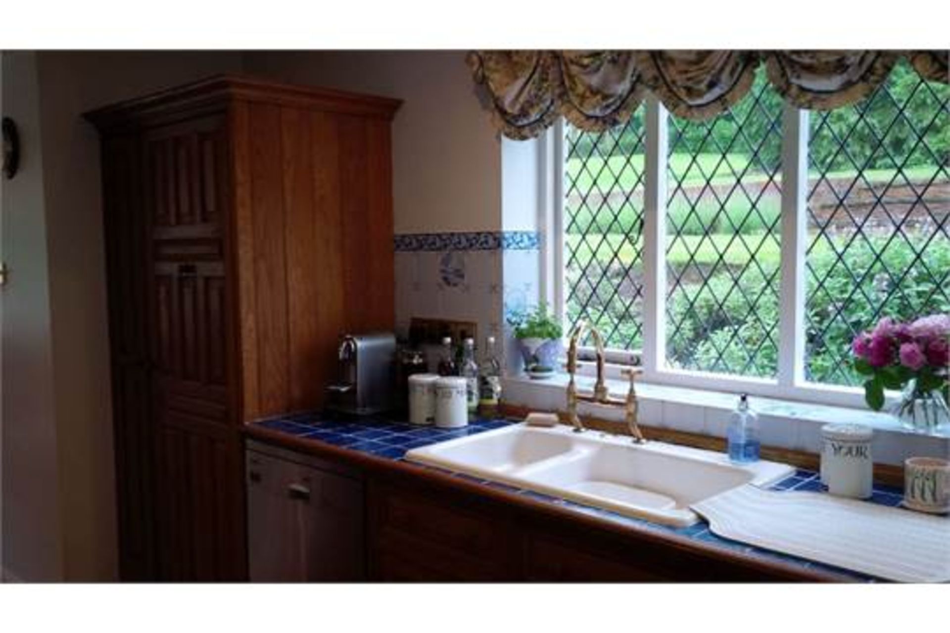 Luxury Used Smallbone English Oak Kitchen and Appliances - Image 6 of 11
