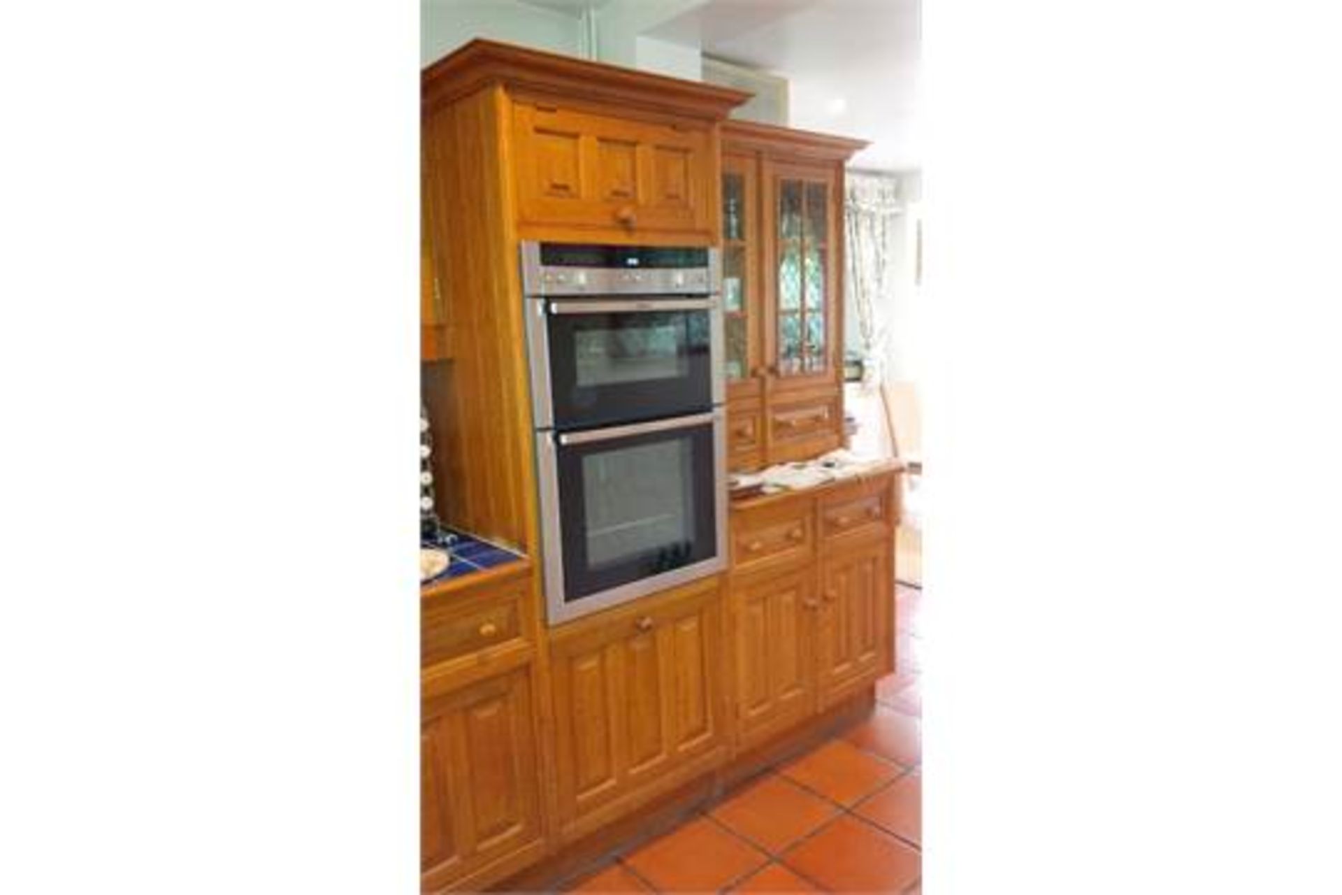 Luxury Used Smallbone English Oak Kitchen and Appliances - Image 2 of 11