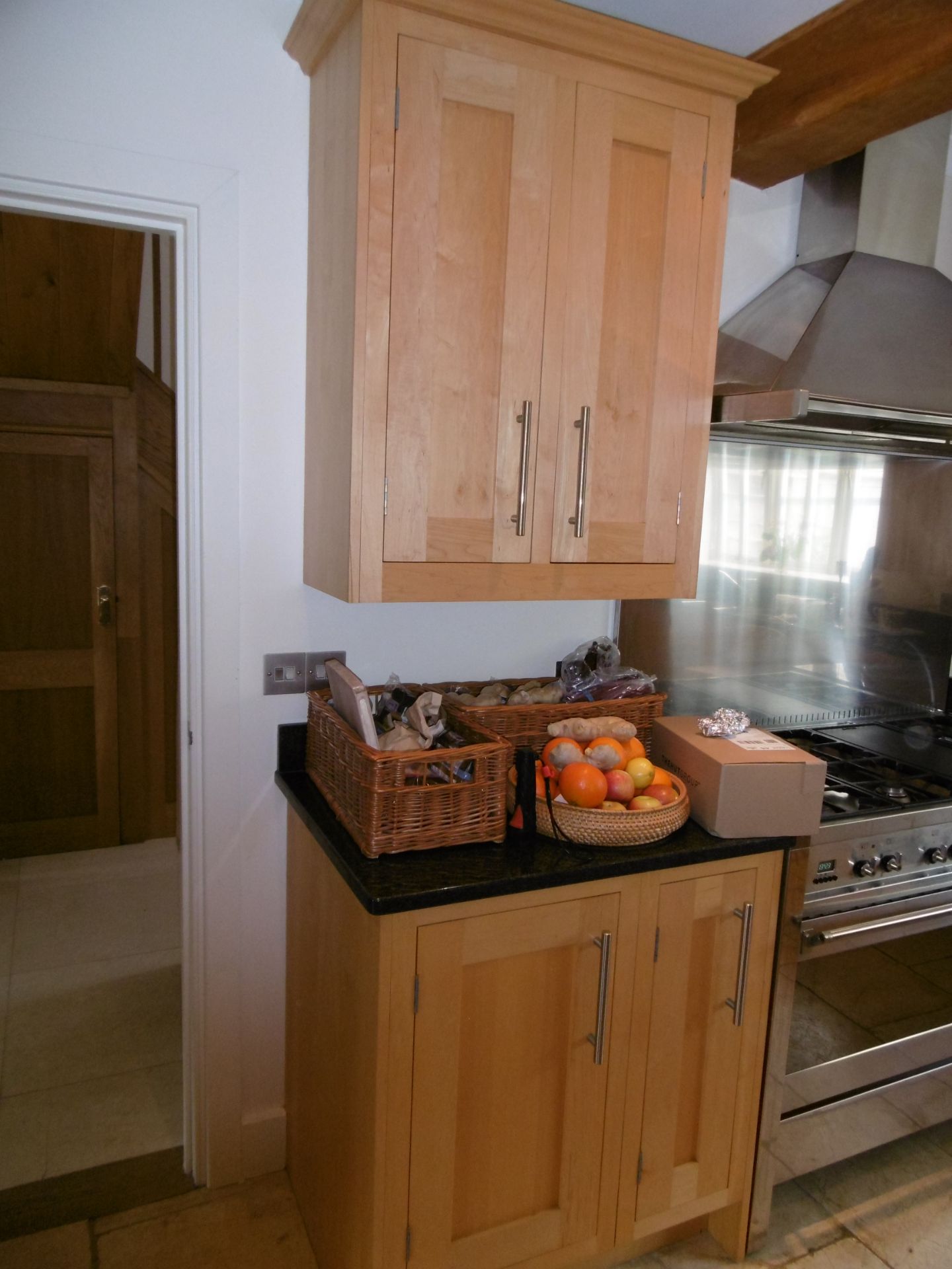 Luxury Used Maple Kitchen with Appliances including Range Cooker - Image 3 of 5
