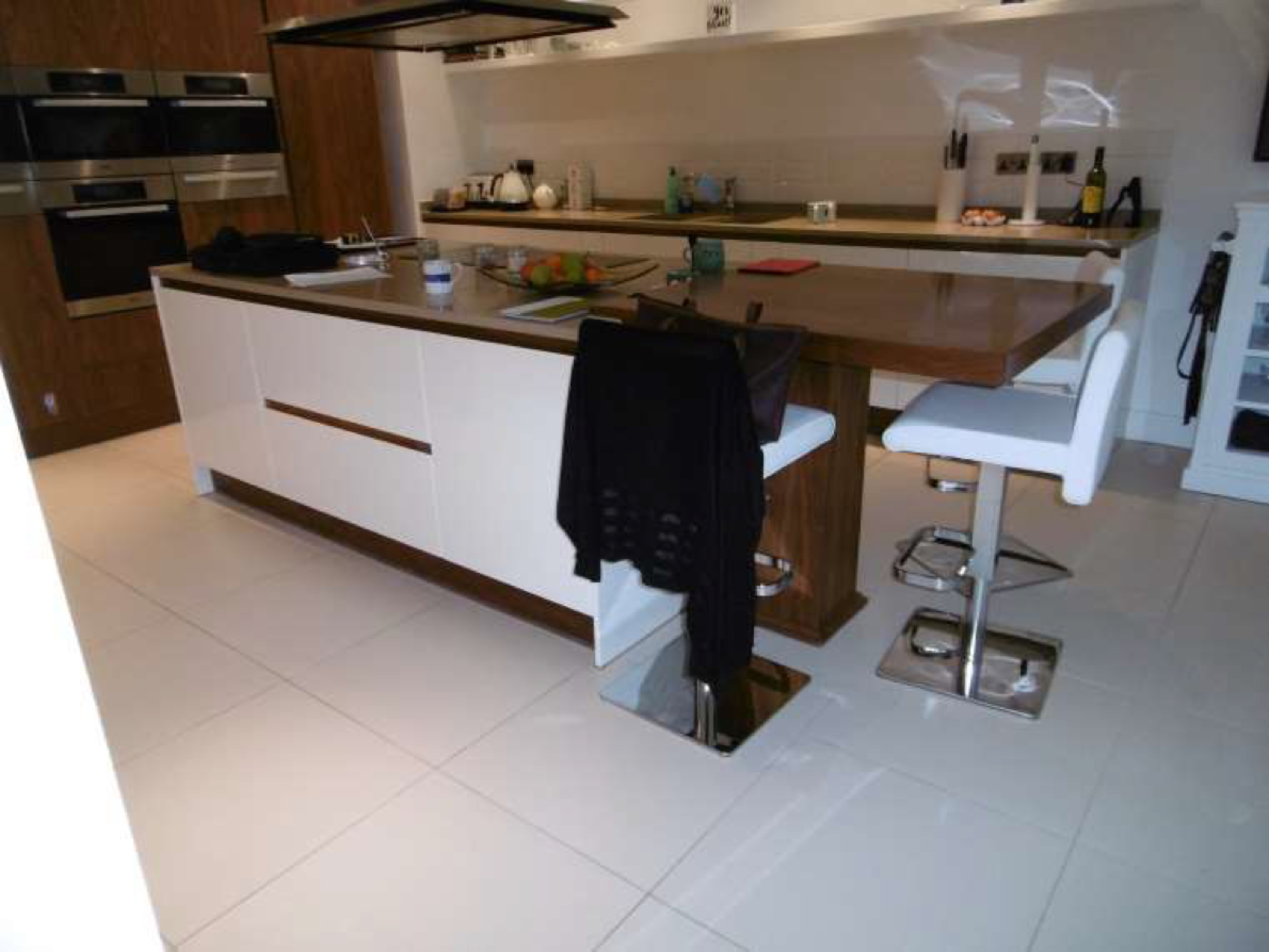 Luxury Contemporary High Glass Cream and Cherry Kitchen with Extensive range of Miele Appliances. - Image 5 of 5