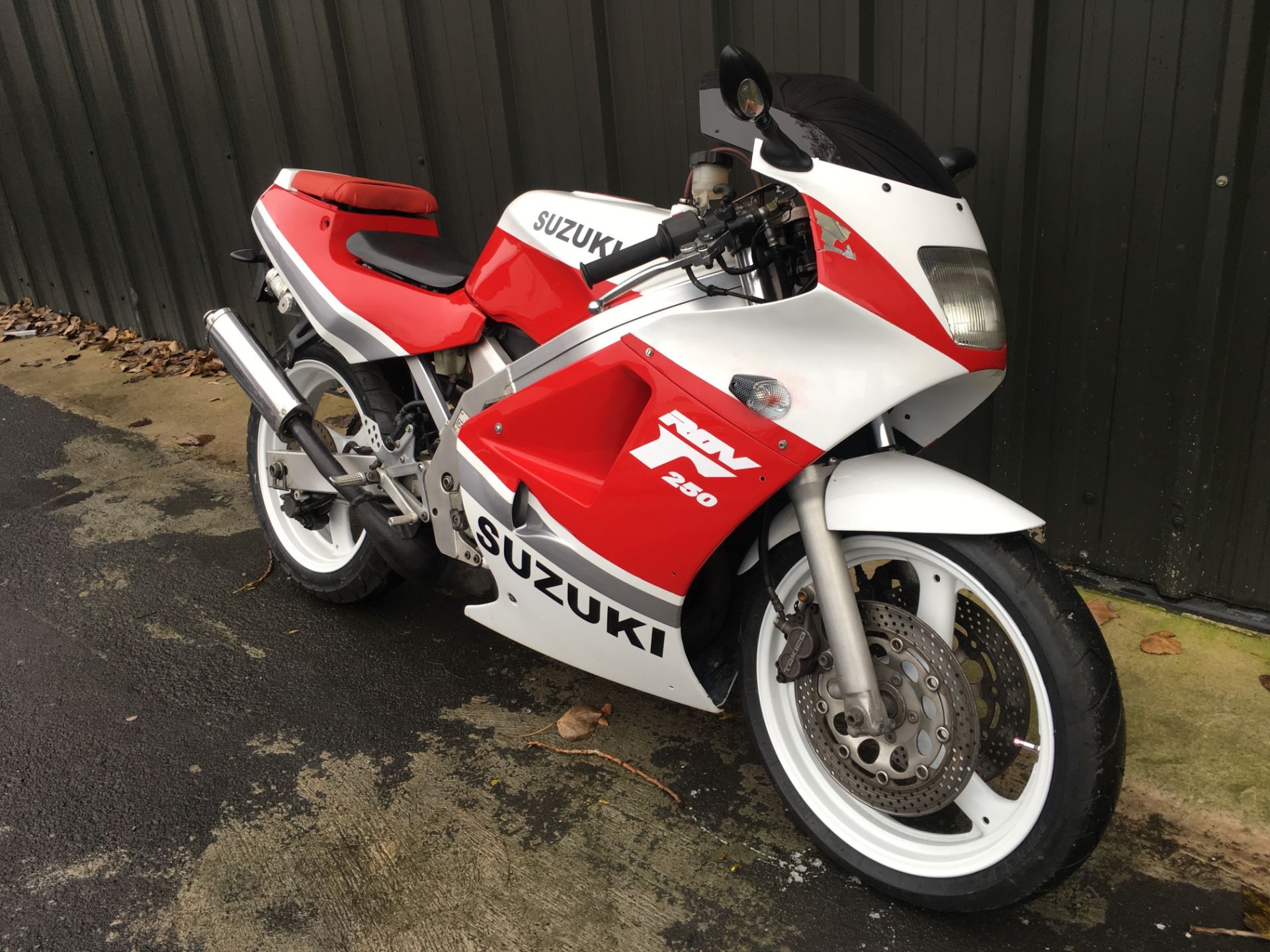 Suzuki RGV250 2 Stroke - Image 2 of 9