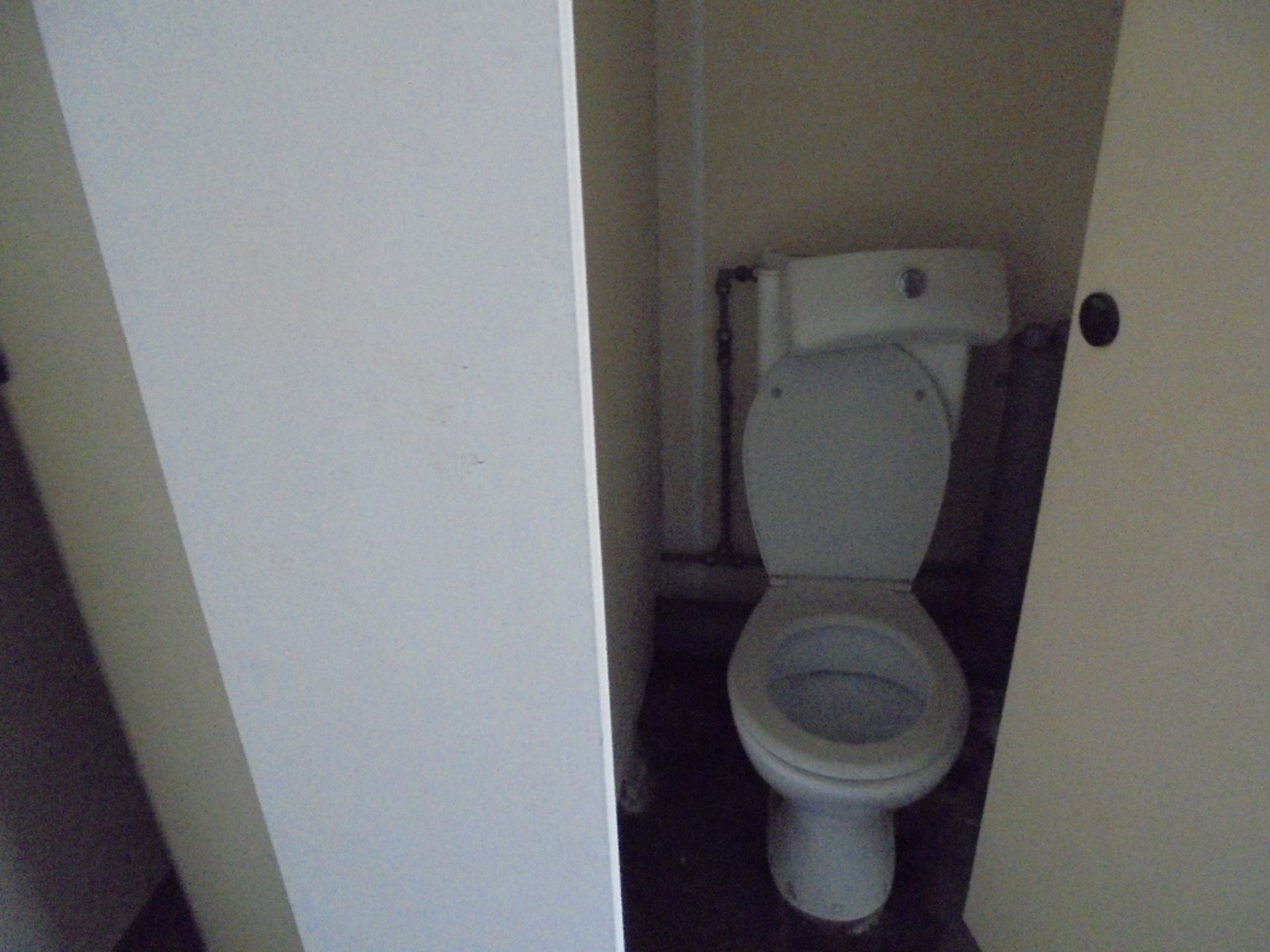 E55280 13ft x 9ft Anti Vandal Jack Leg 2+1 Toilet - Image 8 of 9