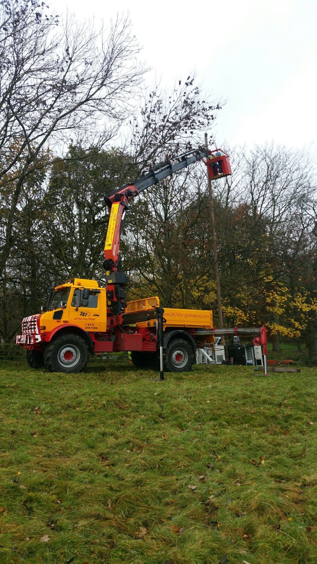 2009 Mercedes Unimog U4000 fitted with Palfinger PK29000 2 e boom crane c/w Man basket - Image 2 of 5